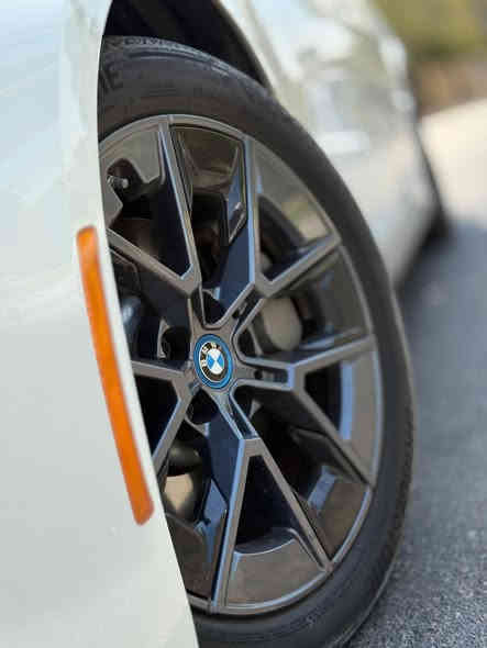 السلام عليكم 
بي ام دبليو BMW i4 Edrive40 2023
كهرباء بالكامل
المواصفات:
  
 بطارية 84 كيلو واط  (الشحنة تمشي 400-500 كيلومتر)
بانوراما
 لايتات امامية متحركة عدسة Adaptive laser led 
 حساسات امامية وخلفية 
 رادات جانبية وامامية
 كاميرا  خلفية 
 توقف ذاتي 
 تنبيه اصدام للمركبات وللاشخاص
 محدد ومثبت سرعة + تنبيه الخروج من المسار
 نظام الترفيه idrive 8 احدث نظام 
 ممكن عرض خريطة ويز على الشاشة الاماميه (امام السائق)
 المسافة المقطوعة 26,000 ميل 
 مقاعد كهرباء + تسخين مقاعد + تسخين مقود قيادة
 اوامر صوتيه في النظام الترفيهي 
 السرعة من 0-100 خلال 5 ثواني 
 حادث السيارة : الجاملغ الخلفي فقط
بدون ايرباك (ايرباكات سليمة )
 السيارة جديدة جداً ونظيفة ومناقصها اي شي 
 السعر 32,000$ بيها مجال بسيط جداً 
 مكان السيارة اربيل / موصل 
 رقم الهاتف ***********
