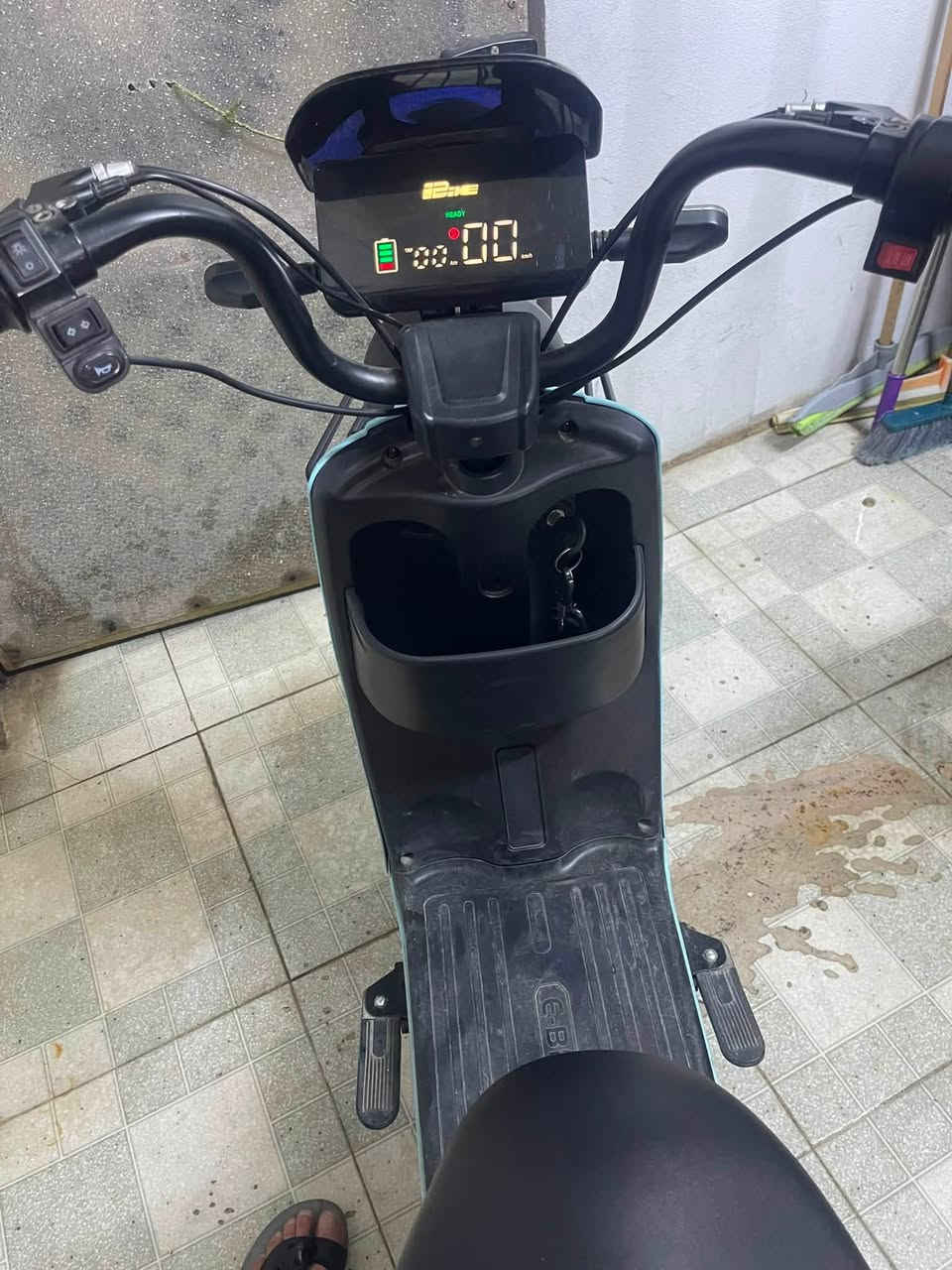 للبيع او مراوس ابلي دراجه شحن حجم 13 جديده استخدام شهر واحد 4 بطاريه سعر 350 مكانهه بغداد مبايل ***********
