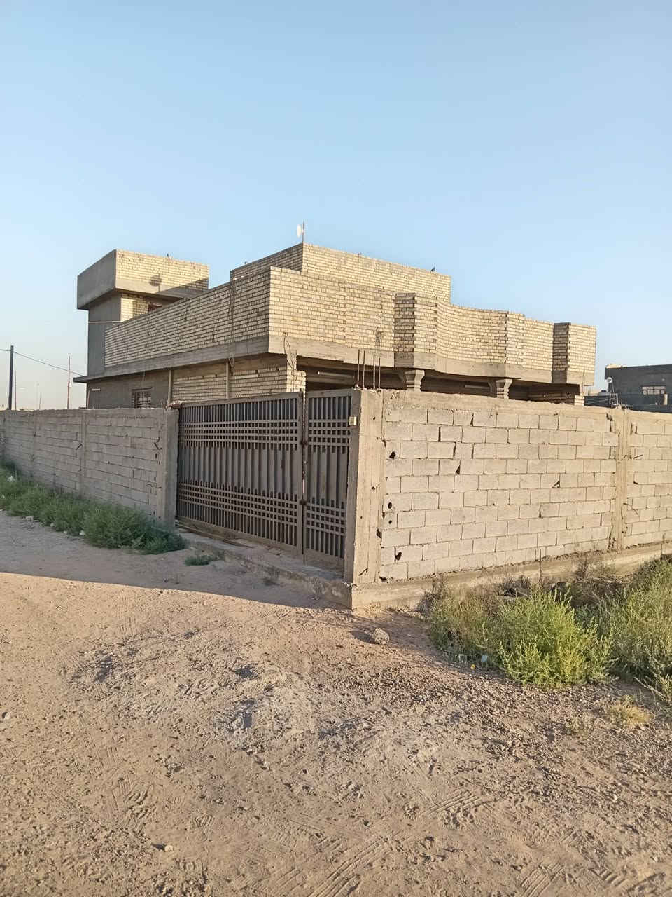 السلام عليكم   قطعة ارض للبيع 700 متر عليه دار طابقين  متكون 2 نوم استقبل ومطبخ وحولي وصحيات في الطابق الاول وفي الطابق الثاني متكون من 2 نوم ومنور وصحيات علمن دار مجاز 300 متر وتنزل حصه في سند25 الدوره هوررجب قرب شارع حي السلام وهذا الرقم ***********
