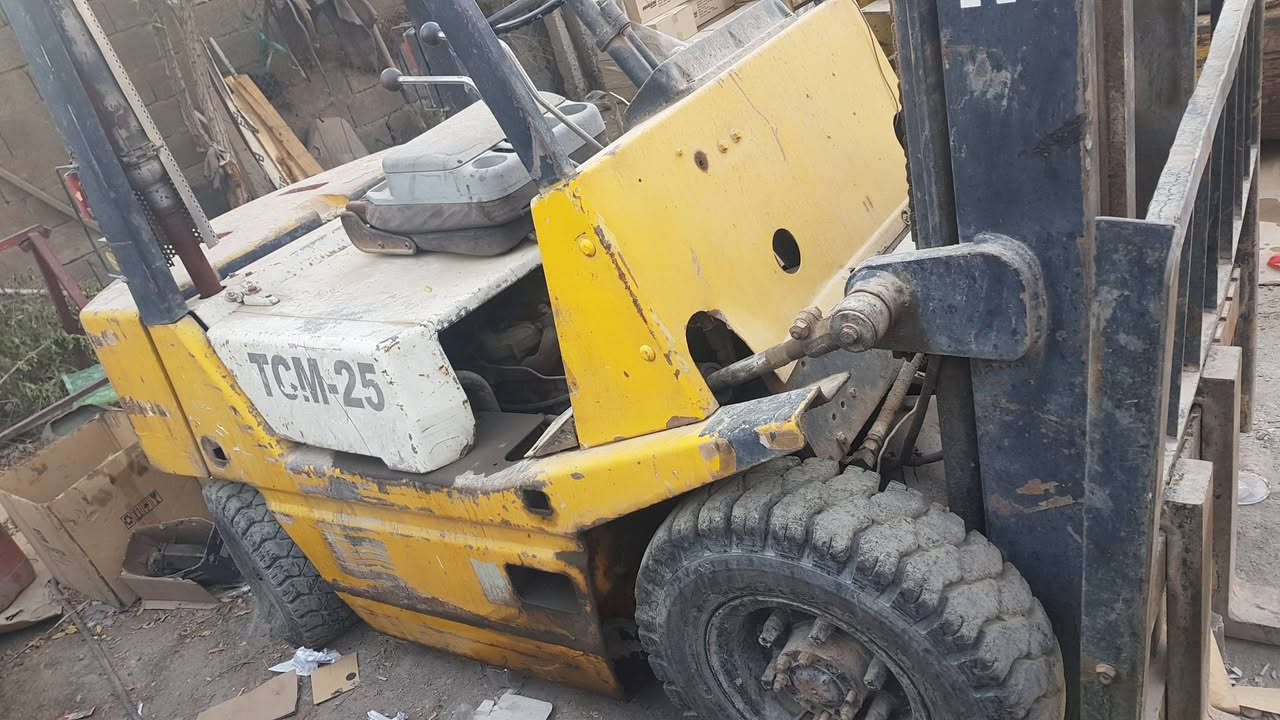 السلام عليكم رافعات عدد ٢ كوماتسو وtcm ٢،٥ طن  بغداد
***********  ***********
