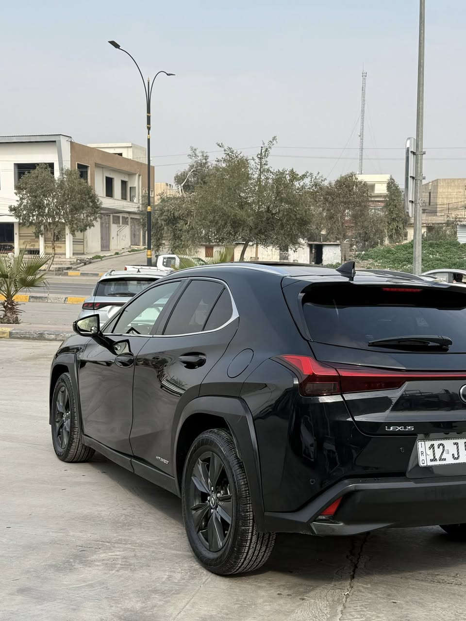 السلام عليكم 
للبيع فقط بدون مراوس 
((Lexus ux 250hybrid 2022))
السيارة محرك حجم ٤ سلندر سعة 2000cc هايبرد 
**فول مواصفات **
ماشية 55000 كيلو نظيفة جداً 
حادثها امامي بجم تعديل وصبغ درجة اولى وتبديل باب سائق وبيها شبر باب النفر صبغ
السيارة كلشي بيها جديد طخم تاير قبل اسبوع مشدود ،
سنوية باسمي والهزة بعدلها ٤ اشهر 
رقم نينوى الجديد شبه مميز (٥١٢٢٢ / ١٢) 
ثلاث اوضاع قيادة سبورت ، نورمال ، ايكو 
التفويلة ٣٨ لتر تمشيك ٩٠٠ كيلو فعلي واذا دوس تمشيك ٧٠٠ تقريباً ،رادار وتحديد مسارتبريد قطعتين ثلج والريش متحركة خاصية ( swing )،Hold + ev mode،نشاطها حيل حلوتاخذ بازين عادي ومحسن،اني افولها بس محسن
دهن Amzoil،اشاير مري + مري شفط
والتبديلات كلها بالوكالة والدشبول مالتها عربي اصلي السيارة مو وارد امريكي + ماوس تحكم بالشاشة 
سعرها 205 $ وبيها مجال قليل 
للتواصل الاتصال على الرقم بي واتساب ***********
