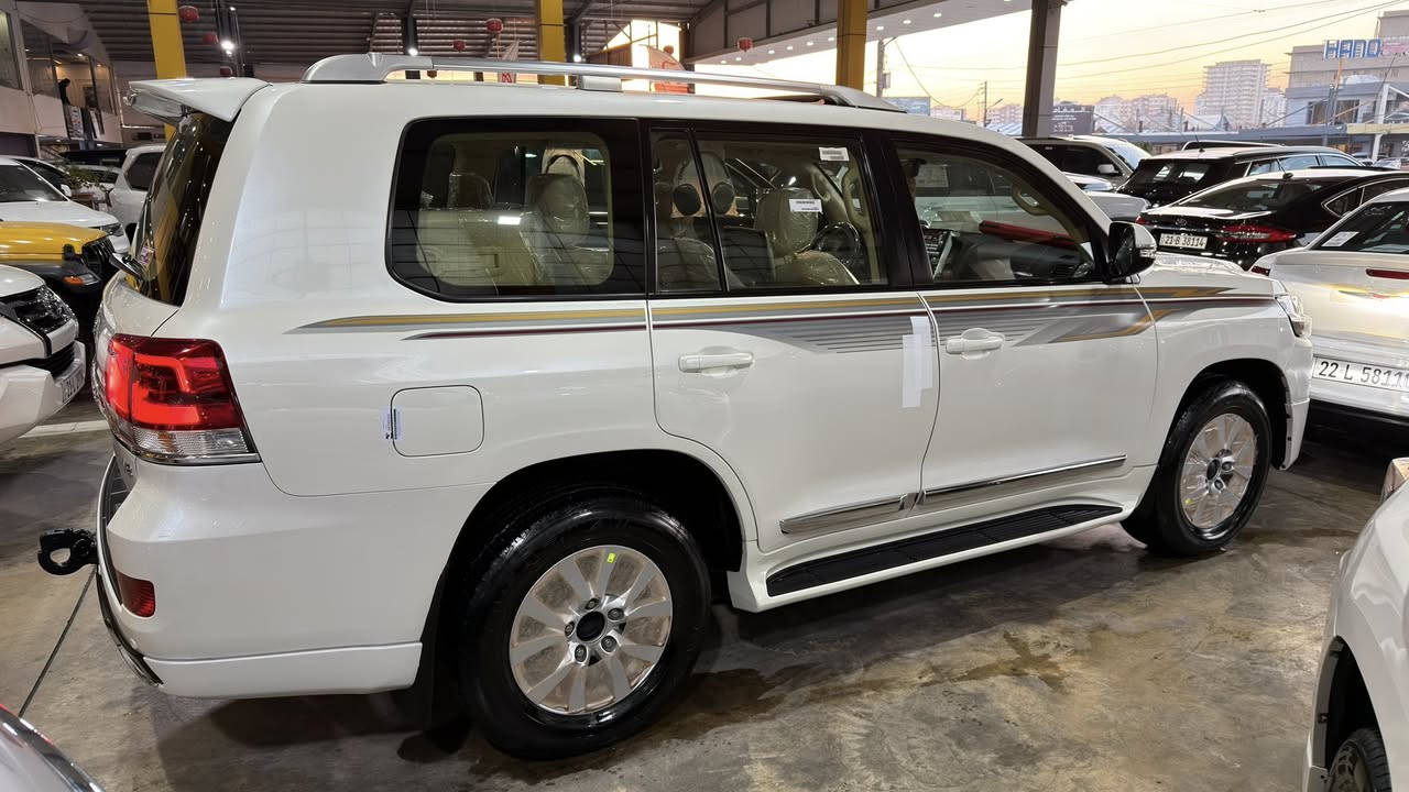 Toyota Land Cruiser ‎🙏🏻بسم الله الرحمن الرحيم
—————————————————————————
‎تویتا لاندکروز 2016 - GX.R - V8 
‎كير و محريك شرط واحد بورغى مامفتوح 👍 ماشى (95000الف)km
‎بريمي🔶
‎‏‎ مكفولة كفالة عامة من الدعامية إلى الدعامية 🔶
‎‏‎‏‎بدون بارد  ،بدون رصعات ،بدون حتى شخط
‎‏‎رمل مابي ،بقية كلها بشرط
—————————————————————————
‎🔶 مواصفات فول
‎شاشة كبير+ لمس +حاسة +
‎+كاميرات+ فتحة سقف 
‎كشن جلد كشن كاراباي +شحن موبایل  +8 اريباك+ تبريد مركزية
‎بصمة تشغيل عن بعد +سلاجة +ليد زينون +
‎تحكمات ستيرن +دبل فوليوم +فورويل +هوك+
—————————————————————————
‎تخم تاير دنلوب الاصلي 🔶
‎محرك كير بشرط مامفتوح 🔶
‎سيارة حيل نظيفة كلشي عل بلاد لوك
‎سنوية زنكة كلشي جديد مدفوع لـ2029
‎باسمي السنوية بشرط تحويل و خرامة 
‎سيارة مابيـها دينار مصرف كامل من كل نواحي
‎رقم شيمالي 
‎نفس يوم /تحويل و وكالة حاظر 
‎مكان /داخل سليماني معرض شڤان معارض تحويل🌇
‎🔸سعر (488)$
‎ - موبايل📲//*********** - ***********
‎واتساب موجود
