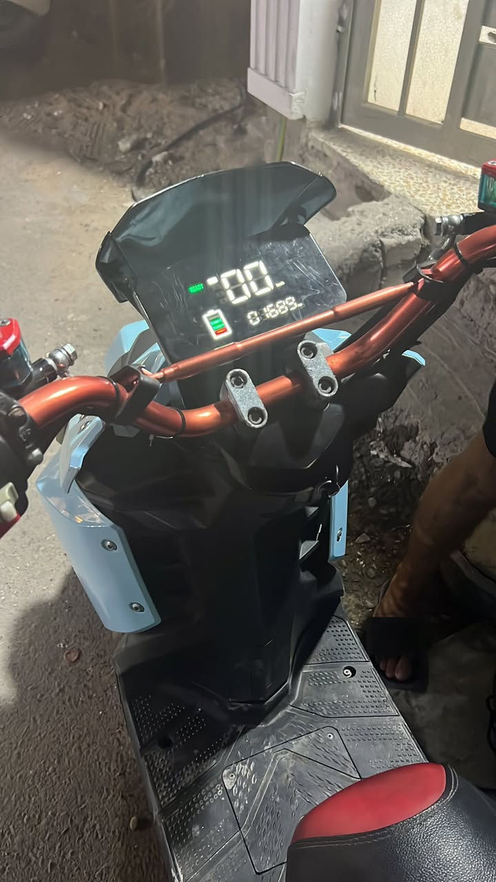 السلام عليكم سكنس جبلي شحن بيها  بس هاي طخه بل كفر الإمامي  6 بطاريات  دراجه نضيفه سرعتها 75 حقيقي عنواني بغداد  سبب البيع أريد اشتري دراجه اشتغل بيها بانزين ***********
