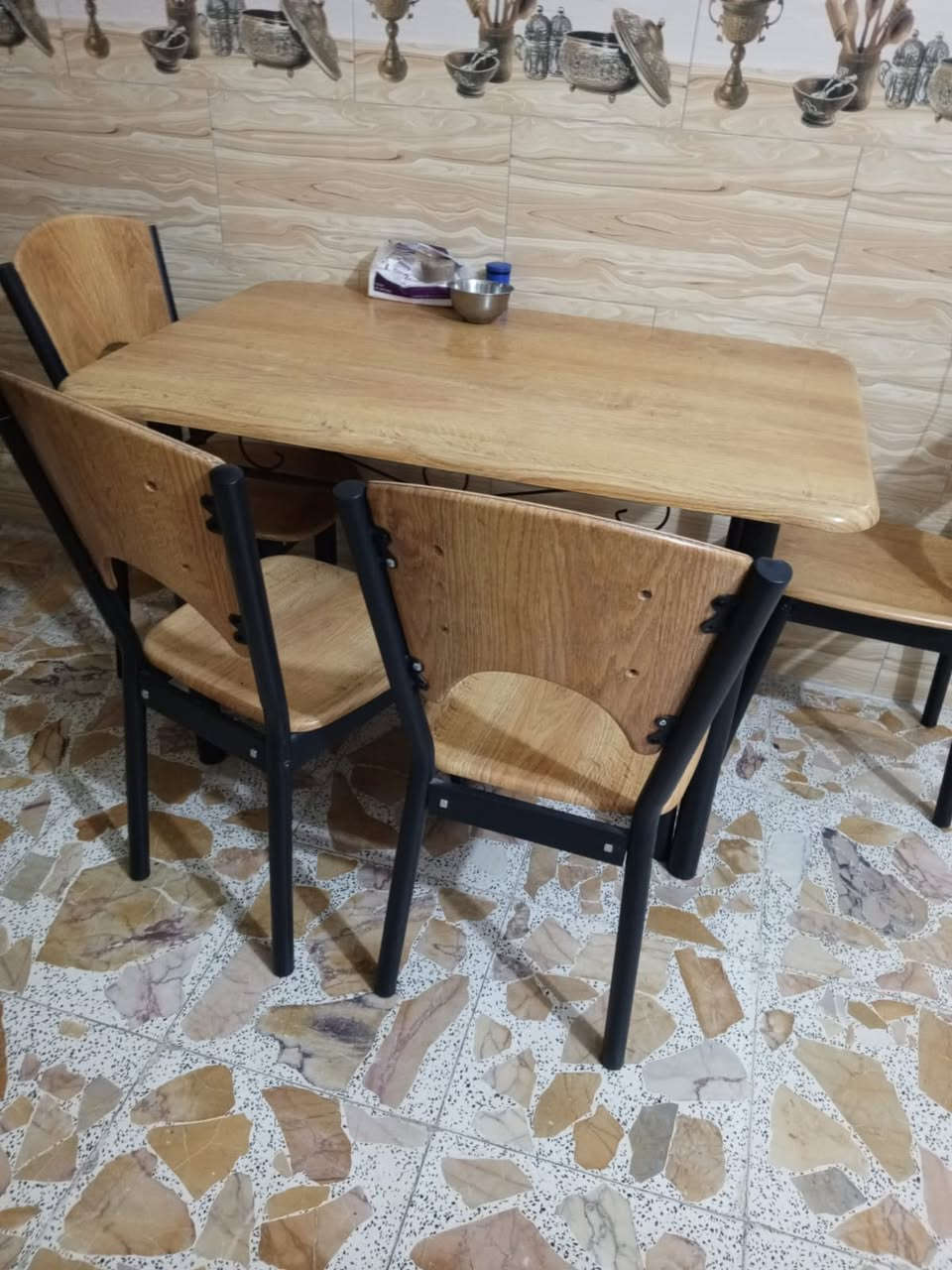 من رخصة صاحب الكروب المحترم  بيت في مدينة الصدر قطاع 27قريب ع شارع ستين بيت نضيف قطاع مقرنص مساحة 144متر 
طابقين و بيتونه وسطحين 
الطابق الاول يحتوي ع استقبال وغرفة ومطبخ وصاله كبيره ومنور وترك وخدمات 
والطابق الثاني يحتوي ثلاث غرف نوم  غرفه منهم ع كبر الاستقبال وصاله كبيره وخدمات 
بأمكان المشتري يسوي البيت بيتين منفصلين .للاستفسار والمعلومات الاتصال 
***********
