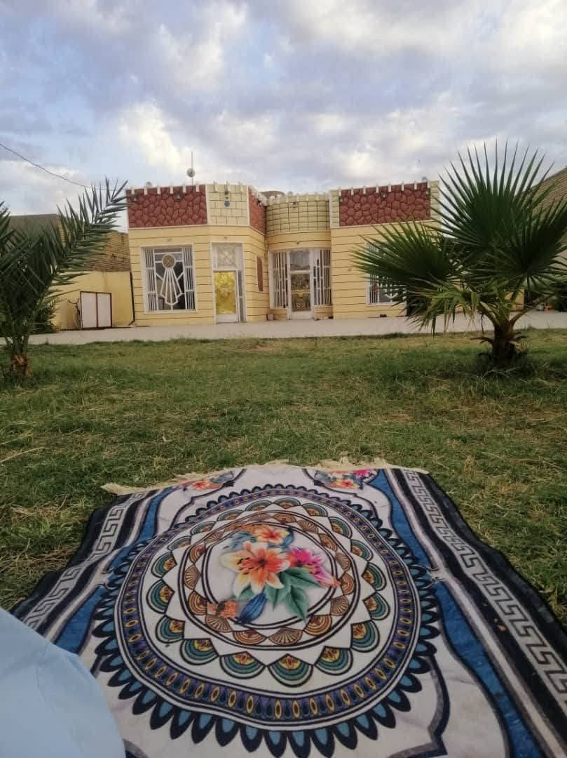 بيت زراعي المساحه 900 مساحت البناء 220
البناء بلوك عكاده 3 رباطات كونكريت 
غرفتين 6ب 4 مطبخ 4ب 4 صاله 8ب 4ونص 
ديوانيه 7ونص صحيات داخل وخارج 
ارضيت البت كلها مطبكه 
المكان حي الزهراء قرب حسينية باب الحوائج 
***********
