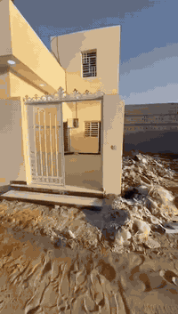 السلام عليكم 

بيت للبيع  

المساحة 200م  الواجهة 10م والنزال 20م 

 البيت طابقين 
1️⃣الأول يحتوي  على غرفتين نوم 🛌 + صالة + ستقبال +مطبخ +حديقة داخليه +صحيات خارجي داخلي +طارمه جبيره

 2️⃣الثاني غرفتين منام 🛌 +صحيات 

📍موقع البيت _البصرة _شط العرب _الجزيرة _شارع زين العابدين

🏠البيت طابو صرف زراعي بأسم عراقي_ مكاتبه _وكآله _نسخة من الطابو 
 
لتواصل على الأرقام الأتيه
☎️مصطفى ***********
☎️مهدي    ***********
