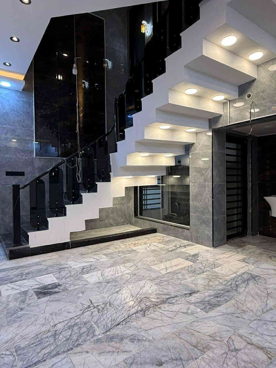 دار للبيع نجف كوفه حي نيسان 

مساحه الدار ١٢٠ متر ٦*٢٠=١٢٠ متر

اخوان الدار خلف شارع البوريات خلف مجمع ملوكه 

قطاع ال ١٥ 

نظام البيت كامرات ونترنيت $

الدار طابقين الطابق الاول غرفه صاله ستقبال مطبخ صحيات داخلي وصحيات خارجي وحديقه داخليه وشلال داخلي وشلال خارجي الطابق الثاني غرفتين وصاله وصحيات الاستفسار اتصل 

***********
