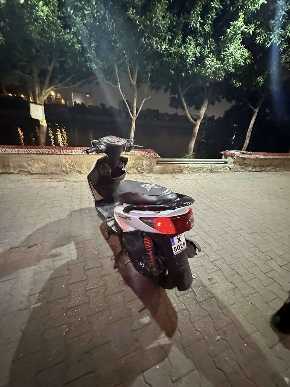 السلام عليكم سكنس فحل كلشي بيه بلادي ماعده الكابريتر والكلجات المكينه ممفتوحه اخذ وافحص والكهربايات كلها شغاله السلف والاشاير والدبل اشاره بس العداد ميشتغلً البريك بلمكان مكاني بغداد شارع حيفا ***********
