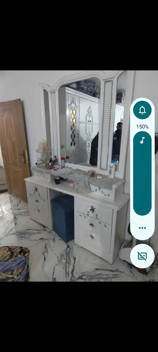 غرفه نوم نجاره صبغ تركي مستعمله سعرها بمليون 250 اليريد يشتريها يتفضل خاص او على هاذه رقم ***********
