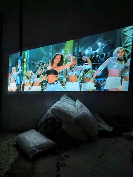 الســــــلام علـــــــيكم بروجكتير بلازمه يعرض على الحايط دقه HD ينربط على مبايل كلش حلوه وياه ريمونت سعر 35الف اني اخذته ب 60 الف والله صارلي سبوع
