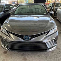 كامري هايبرد 2022 فئة XLE رقم بغداد  ماشيه 46 الف  المواصفات  بصمه  تح...