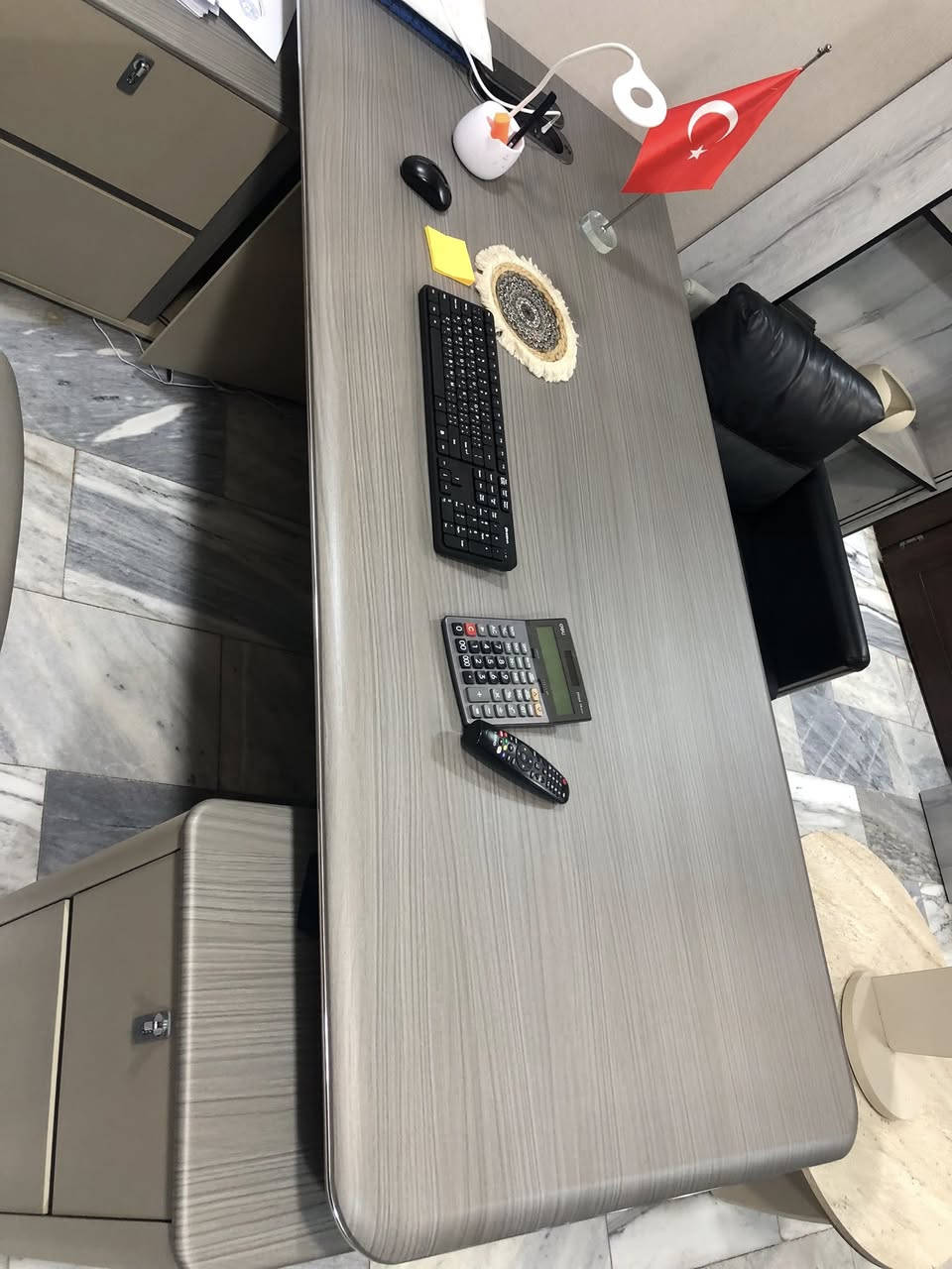 مكتب كامل للبيع
ميز مكتب عرض 180 زاويه سعره 550
كرسي مدير سعر 90 
تخم 4 مقاعد جلد سعره 400
طبلات وسطيه عدد 2 سعر 150
رفوف mdf قياس 120 في 270 سعر 250
رف 50 في 200 سعره 60 

التواصل عل رقم ***********
او خاص 
بيع مستعجل
