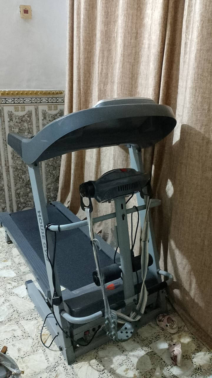 جهاز جري للبيع نضيف جداً كله مكفول وياه رجاج  للبطن شغال يحمل وزن 150.   سعره 250 عنوان بغداد مدينة الصدر ***********
