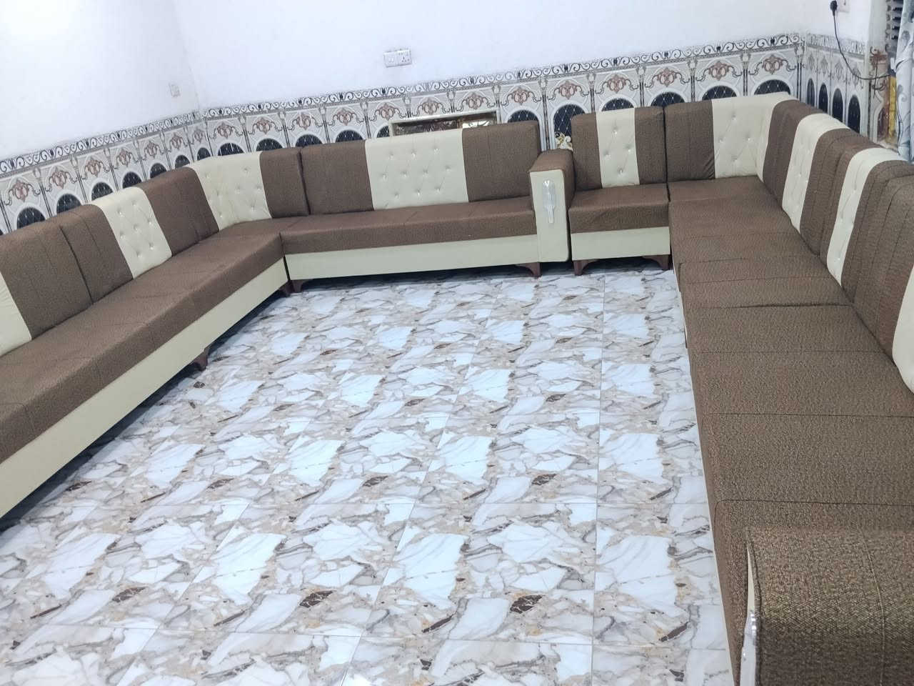 السلام عليكم عندي ديوان عشرين مقعد جديد توصا ما مستخدم يكفي استقبال ٦في 4 يفره مداير مداير ا العنوان بعقوبة صناعه الثالثه عل عثمانيه ***********.    ( وعندي خدمه توصيل بكروه)

