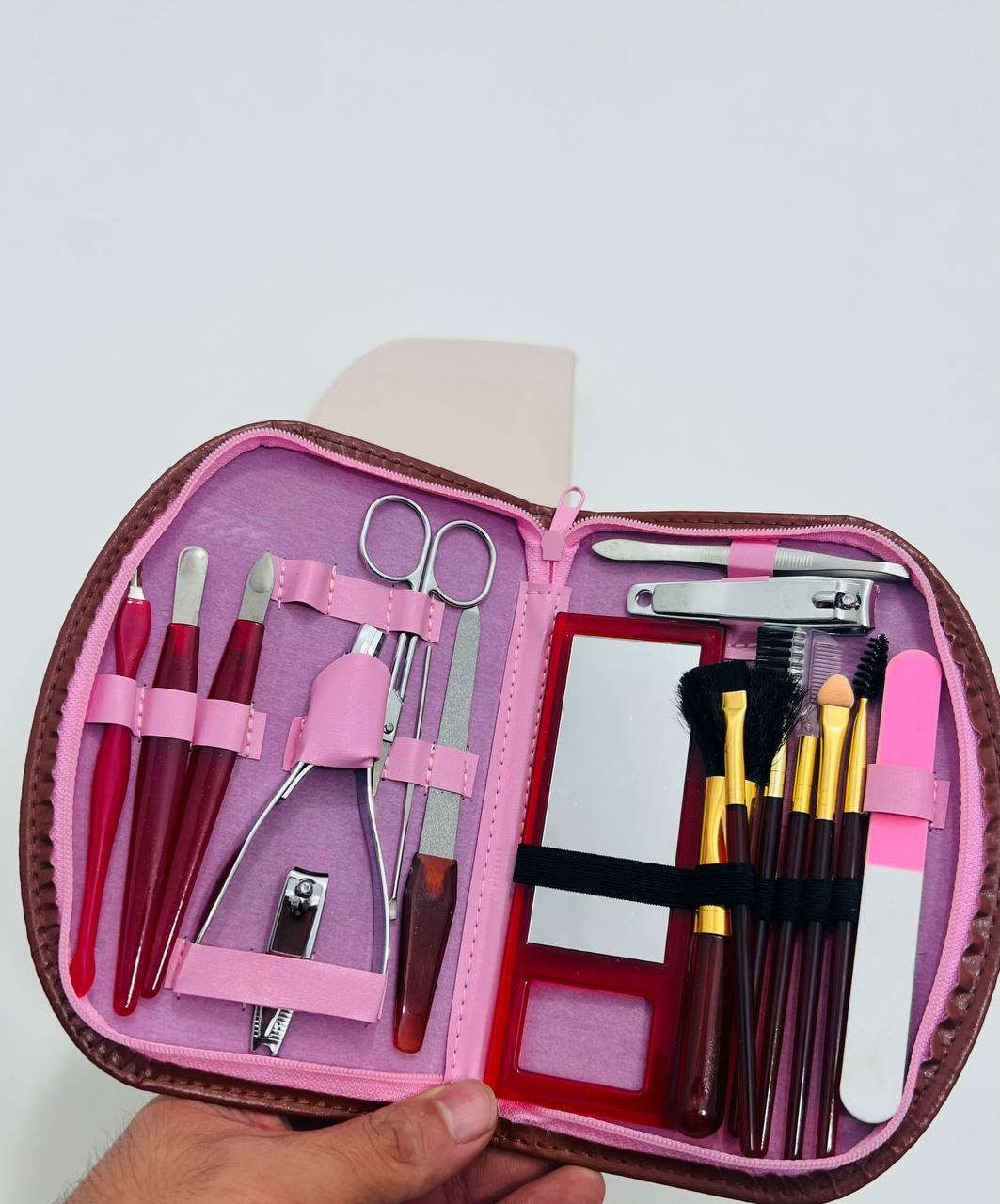 🎀 جنطة العناية المتكاملة للبنات 🎀
​الحل المثالي والمجموع في حقيبة واحدة لكل ما تحتاجينه للبدكير، المنكير، والمكياج 🥹✨
​محتويات الحقيبة:
💗 6 فرش مكياج (بلشر، شدو، حاجب).
💗 فرش مكياج إضافية للبلشر والهايلايت.
💗 طقم متكامل للأظافر (مقص صغير، مقص منحني للجلد الميت، مبرد، أداة تنظيف، قاطع الزوائد).
💗 مبرد خشن أبيض.
💗 ملقط حواجب.
💗 مرآة صغيرة.
​السعر: 6,000 دينار فقط 🇮🇶
​📍 
​#كوزمتك_مريم #عناية_بالبشرة #مكياج_عراقي #توصيل_لكل_المحافظات #بكج_العناية #جمال #بغداد #العراق


**إذا كنت صاحب هذا الإعلان وتريد حذفه لأي سبب، رجاءا أرسل رسالة إلى الدعم الفني**