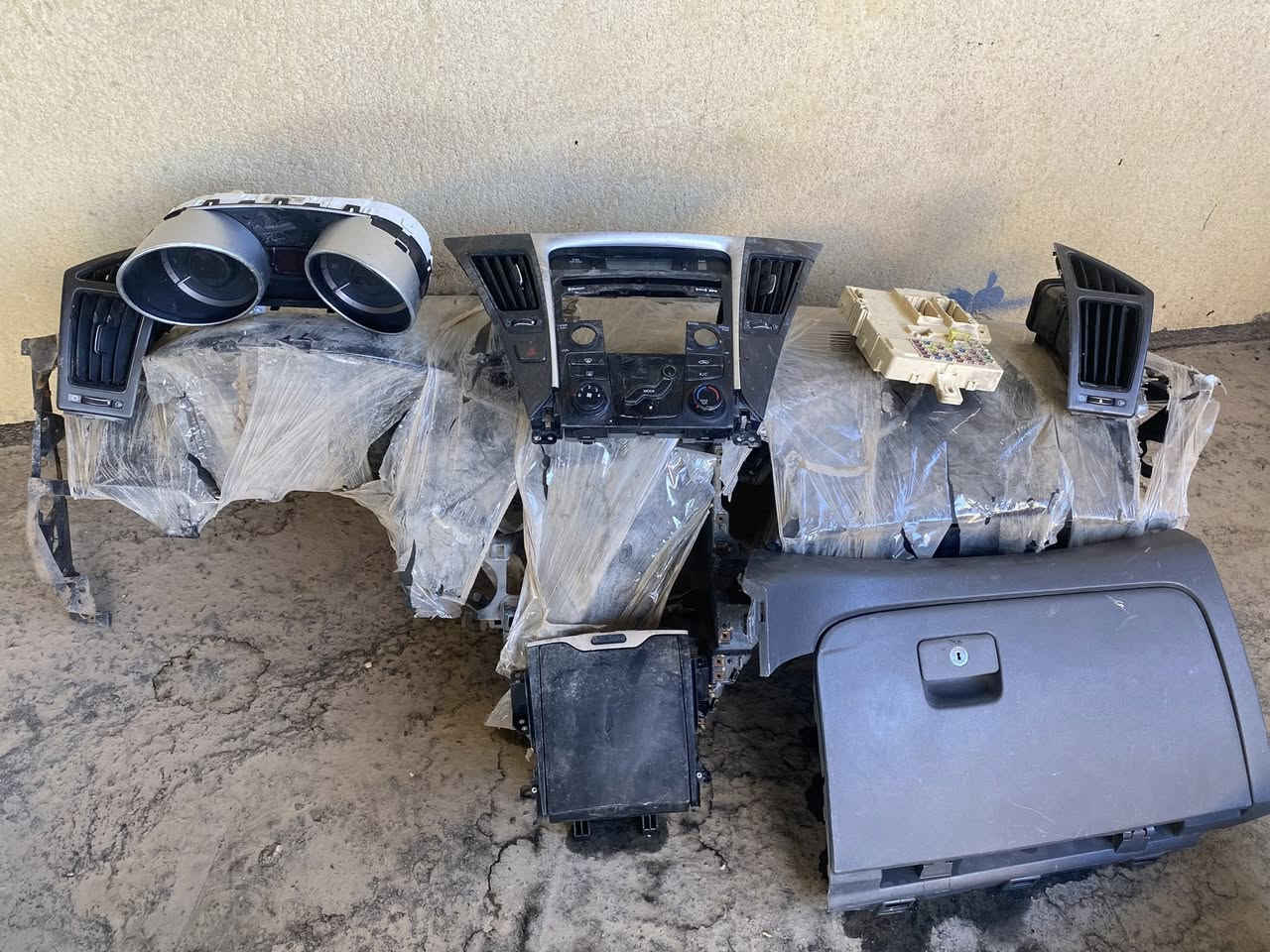 للبيع قطع أصلية لهيونداي سوناتا 2013
مستخدمة استخدام خفيف وفي حالة ممتازة جداً.
المواصفات:
قطع أصلية ونظيفة
خالية من آي كسور أو لحام
جاهزة للتركيب مباشرة
القطع المتوفرة:
( - جاملغ أيسر وأيمن _ دشبول مع جميع الملحقات
_استيرن مع جميع الملحقات _سلف _دينمو _  وأيضا الكثير من القطع.....
٠.الخ)
سبب البيع:
استبدال السيارة
السعر: بلخاص او اتصل عليه
قابل للتفاوض بالمعقول
المعاينة:
متاحة للمشترين الجادين
العنوان: البصره/أبي الخصيب
لتواصل واتساب / اتصال:
(***********)
