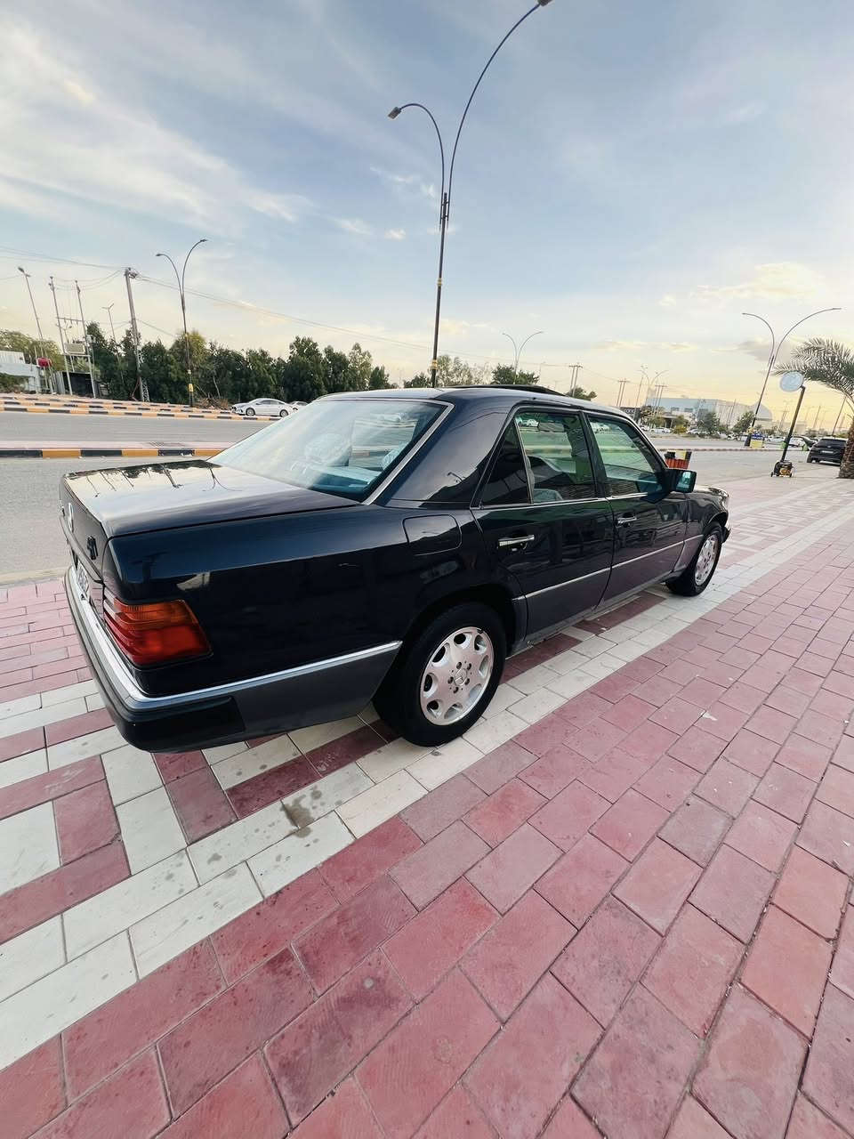 سلام عليكم مارسيدس دب للبيع رقم بغداد انكليزي موديل 1991 
محرك بلادي 300 سته سلندر كير ومحرك جدد 
السياره مكفوله من الضربه بيه قطع بسيطه صبغ 
سلايت شغال اريل كهربائي جام  تحكم كهرباء تبريد شغال السياره حاهزه من كلشي السعر 78 وبيه مجال بسيط للاستفسار ***********
