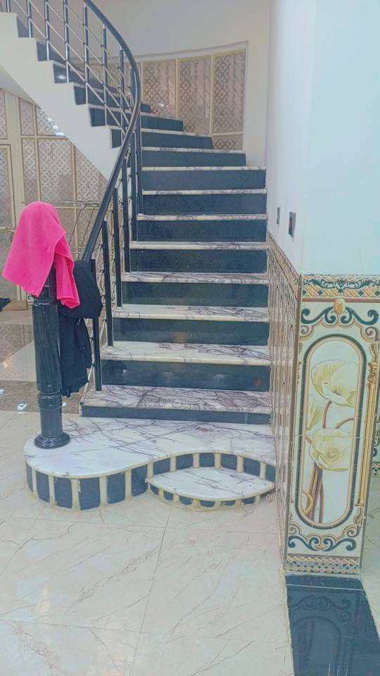 بيت للبيع طابو زراعي الموقع الديوانية التقية الثالثة نزلة مجمع الروان شارع 40 
البيت 500 متر 
البناء تقريبا 300 
بناء درجة اولى 
البيت طابقين 
الطابق الارضي يحتوي على ٢ غرف نوم مع مجمع صحي كامل ومطبخ حار بارد كبير وصالات عدد ٢ كبار واستقبال ومدخل الطابق الاول يحتوي على ٣ غرف نوم مع صالة كبيرة ومجمع صحي كامل ومطبخ ويحتوي على سطحين كبار وايضا طارمه وحديقه كما موضح بالصور 
للاستفسار الاتصال على الرقم ***********
