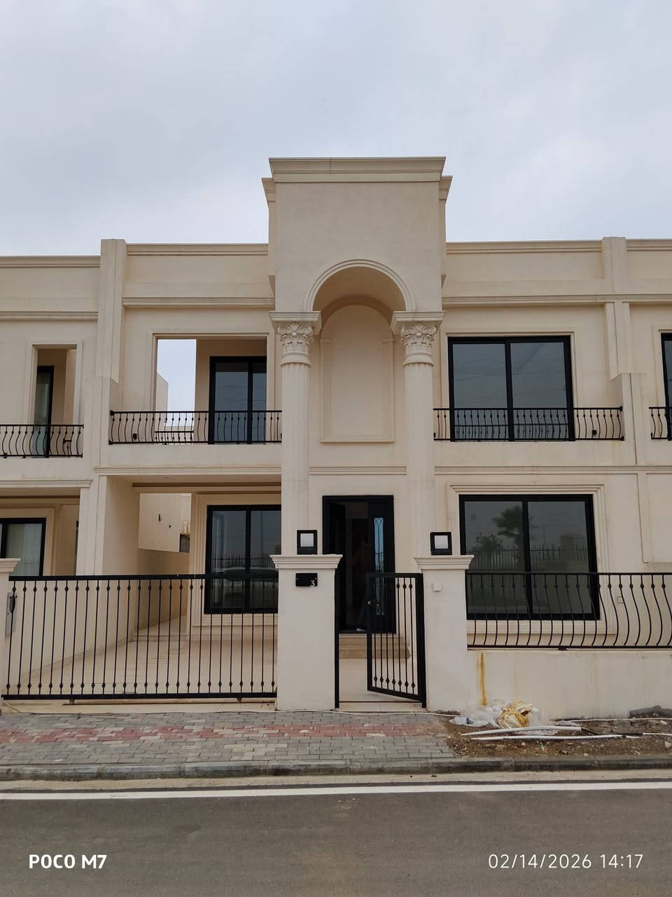 📢📢📢اعلان بيع 📢📢📢
بيت للبيع في احلى مجمع في اربيل #دياري_ستي 
مساحة 200 متر
اول مجمع في اربيل (طابو ملك صرف)
4 غرف نوم (غرفة ماستر )
2 حمام
صالة واستقبال
مطبخ معزول
كراج 
حديقة 
2سطح للبيت 
للاستفسار يرجى الاتصال بنا (واتساب ، اتصال)
📱 *********** 

للمزيد من التفاصيل 
‏مراسلة الازدهار للتجارة والعقارات عبر واتساب. https://wa.me/9647805001551

اشتركوا بجروبنا لكي تجدوا كل ماهو جديد من العقارات في اربيل

https://www.facebook.com/groups/209548401902007/?ref=share_group_link

زوروا صفحتنا لكي لايفوتكم عروض عقارات اربيل

https://www.facebook.com/profile.php?id=100086984441793&mibextid=ZbWKwL
