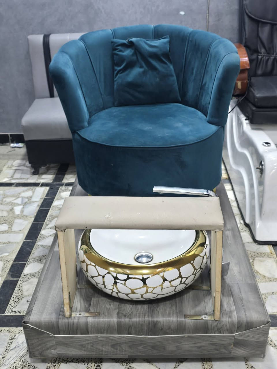 بدكير شغل نجار مو سوكي يعني لو وزن ٢٠٠ تصعد عليه مراح ينكسر نظيف كلش كلش كلش السعر ٢٠٠ 
طبعا هذا لون الخشب الاصلي بس اني غلفته الي يريد يتركه هيج او يبقي كلش طبيعي 
العنوان الدوره سوق الاثوريين ***********
