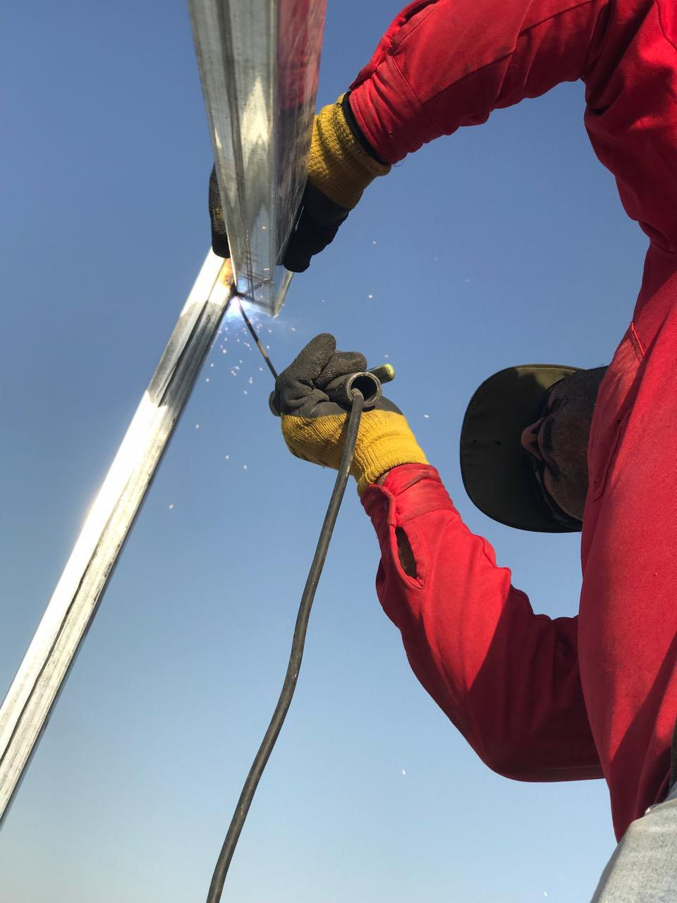 ️🔋 تم بحمد الله نصب منظومة طاقة شمسية متكاملة من قبل كادر شركة الفهد للطاقة الشمسية 🔋☀️

بجهود فريقنا الفني المختص تم تنفيذ العمل بصورة احترافية عالية، مع ترتيب وتنظيم كامل للأسلاك ولوحات الحماية لضمان أعلى درجات الأمان والكفاءة ⚙️✅

📌 تفاصيل المنظومة المركبة:

🔹 انفيرتر Solis هجين (Hybrid Inverter)
 • تشغيل مزدوج (كهرباء وطنية + طاقة شمسية)
 • إدارة ذكية لشحن وتفريغ البطاريات
 • شاشة عرض لمراقبة الأداء بشكل مباشر
 • حماية متكاملة ضد الحمل الزائد وارتفاع الحرارة
 • ثبات عالي بالفولتية لحماية أجهزة المنزل

🔹 بطاريات LVTOPSUN LiFePO4 (عدد 2)
 • سعة البطارية الواحدة: 51.2V – 300Ah
 • قدرة 15.36 kWh لكل بطارية
 • المجموع الكلي: 30.72 kWh
 • خلايا LiFePO4 الآمنة ذات العمر الطويل
 • عدد دورات شحن عالي جداً
 • شاشة ذكية لعرض نسبة الشحن والحالة التشغيلية

🔹 تنفيذ وتنصيب احترافي
 • ربط منظم وآمن بمعايير فنية دقيقة
 • لوحات حماية DC و AC
 • نظام تأريض (Earthing System) كامل
 • تنظيم كيبلات بطريقة مرتبة وآمنة

— — — — — — — — — — — — —

🎯 فائدة المنظومة:
✅ تقليل استهلاك الكهرباء بشكل كبير
✅ تشغيل مستمر بدون انقطاع
✅ استقرار تام بالكهرباء وحماية للأجهزة
✅ حل عملي طويل الأمد للطاقة

💬 للاستفسار أو طلب عرض سعر حسب استهلاك بيتك، راسلنا خاص ونجهزلك المنظومة المناسبة إلك بكل أمانة وجودة.

📞 شركة الفهد للطاقة الشمسية
ثقة عملائنا هي نجاحنا 🌟
***********
#شركة_الفهد_للطاقة_الشمسية
#الطاقةالشمسية #العراق #تنصيب #الطاقة
