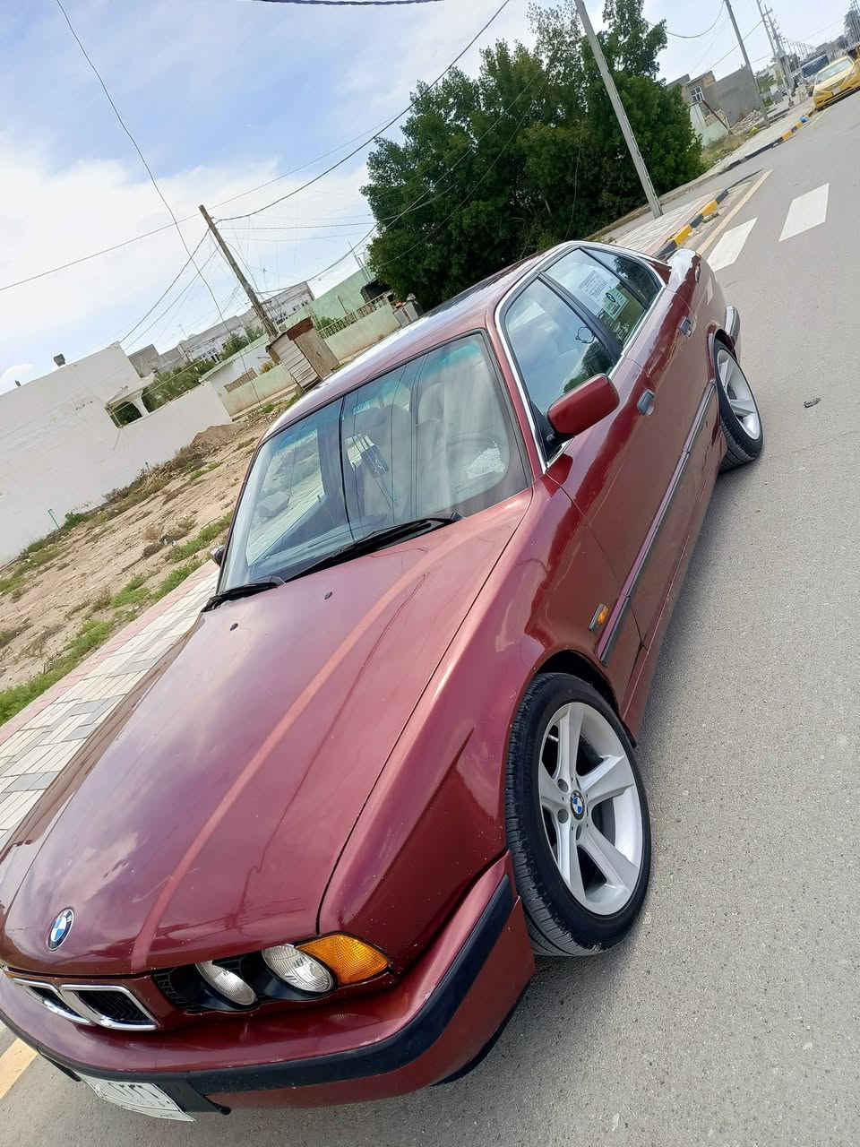 السلام عليكم BMW رياضي 520i .موديل 95      سياره فول مواصفات بجم عريض محرك 525مسكر عدل  فانوس كير عادي تخم تاير جديد كشنات جلد  بيه سلايت سقف ما بيه قطرت خياس سياره نضيف كلش رقم انبار بسمي مشروع وطني كامله من كل النواحي تبريد قطعتين شاشه سحب ما تخسر عليه ربع دينار العنوان واسط قظاء الحي السعر 75للتواصل ***********
