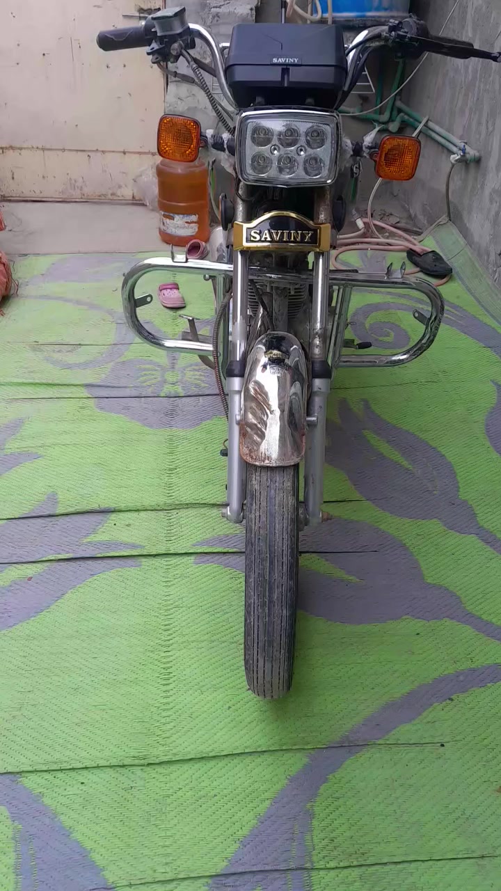 السلام عليكم 
إيراني  نظيفة وحلوه  جاهزة من كل شي بيها صندوق طلبات 
السعر 750 وبيها مجال 
بغداد الحبيبية الاستكشافات  ***********
