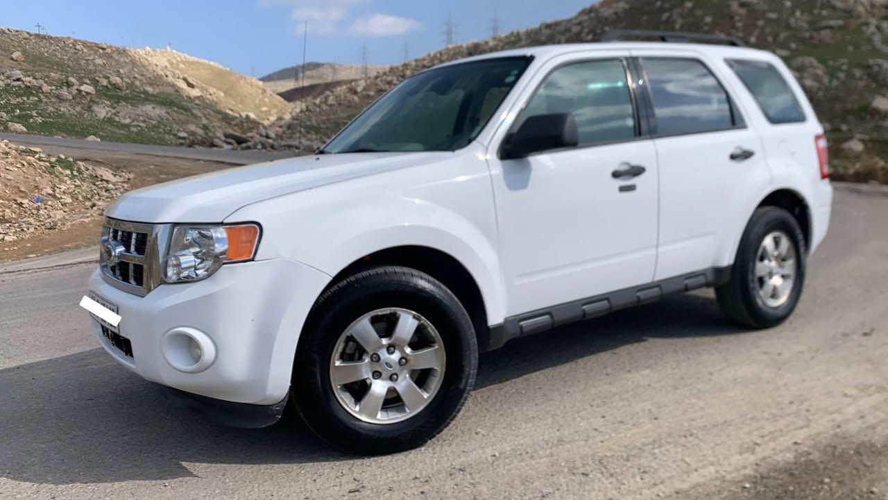 فۆرد ئیسکەیب 2012 XLT
چوار بستۆنی تاك ئەکسل 
مەکینە دوو نیوی مەرغوب
سپی بەفری ناو زەرد
کۆدی درگاو توڵی سەقف
کوشن و ئاوێنەی کارەبا
دوو سویچ بیلادی
حاسە و ڤۆلیۆم
کوشن و گاعی بۆ ڕاخراوە
١٤٠ هەزار ڕۆیشتوە
تەنها پەڵەیەك بۆیاخ و
کەمێك ساردی هەیە
ڕەقەم و سەنەوی تازەیە ٢٠٢٩
بەناوی خۆمەوەیە
گێڕومەکینە بەشەرت نەکراوتەوە

*********** السليمانية, العراق
