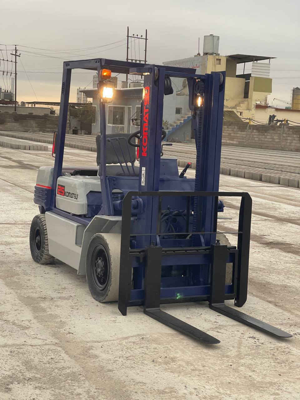 للبيع رافعه شوكيه كوماتسو موديل
1999_ طنين ونص_ جوب حاوية_ ثلاث حركات 
يمين +يسار _كير _محرك_اكسن_ كهربائيات_بشرط_سعر 48$ وبيه مجال للإستفسار ***********
