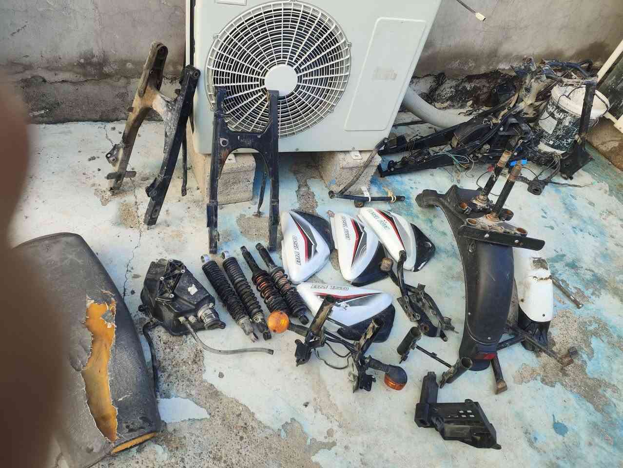 السلام عليكم غراض بوكسر فدوه بس الي بل تصوير يعني ما عدي شي غير الي بل مقطع مكاني  ديالى بعقوبة قريت عداي مجاور المجمع الصناعي معارض ال حديد رقمي ***********
