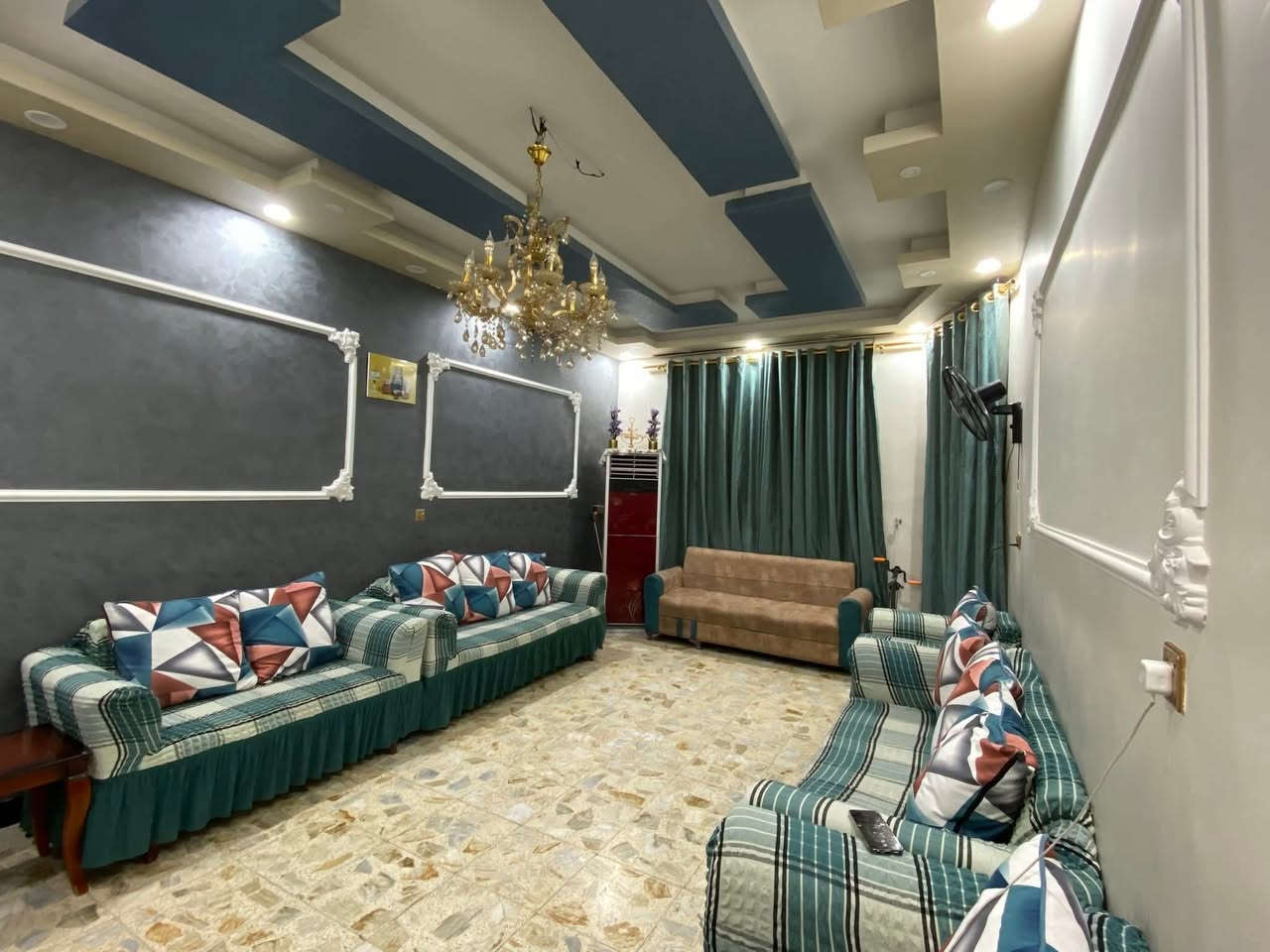 السلام عليكم
مُكلف بالنشر  
دار طابو صرف طابقين المساحة ١٨٥ متر العنوان زعفرانية دور المعلمين الاربع شوارع قرب حسينية أبي ذر الغفاري 
علما تاريخ بناء البيت ٢٠٢٢

الطابق الاول 
كراج + حديقة / استقبال / غرفة نوم / صالة / مطبخ / الصحيات 

الطابق الثاني 
ثلاث غرف نوم / صالة / الصحيات 

للاستفسار الاتصال على الرقم 
***********
