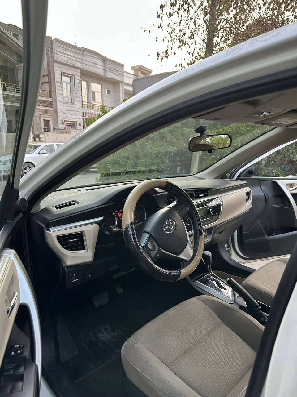 سياره. كرولا 2014 خليجي. شريكة جيهان.   محرك كبير 18
بصمة محرك كبير.  داخل اصفر.  
189 الف كيلو ماشي 
سيارة بيها باب خلفي. سايق صبغ   او دوسه.  20سم.  صبغ.   بعد شويه بيدي ئار.    او بيها حالوب. بعد مكفولة كفالة عامة.    گير محرك بشرت.   
مكان/اربيل. 
رقم اربيل سنوي جديد لحد 2029 

رقم/‭0772 943 8696
