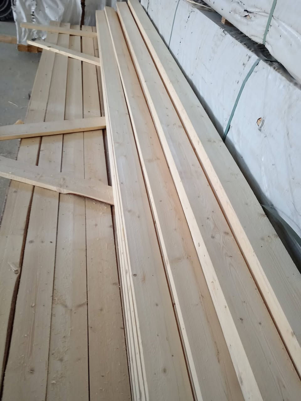 تم تجهيز احد النجارين قضاء الرفاعي الوح روسي تارس مجفف درجه اولي لبيع جمله ومفرد  عنوان قلعه سكر مقابيل جسر البتروناس الطريق العام رقم الهاتف ***********
