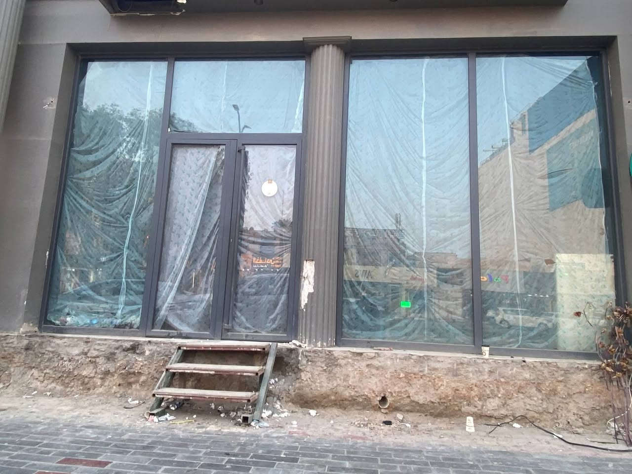 السلام عليكم ماعليكم الى الاتصال وسنصلكم لاٱخذ القياس يوجد لدينا كافة الوان وانواع الجام كذالك نعمل في مجال واجهات المحلات جام 10ملم السماوه مدخل الصياغ من جهه الخناق هاتف
 ‭0783 249 0820‬
