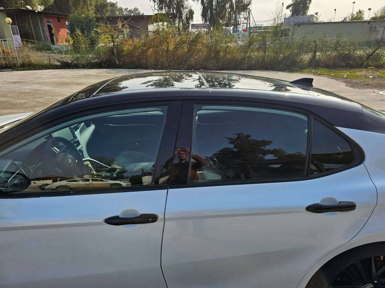 للبيع: تويوتا كامري 2023 XSE V6
فول مواصفات 6 سلندر بارنوما فتحة سقف 
--- تفاصيل السيارة:
ماشية فقط 52 ميل 
فول مواصفات + داتاشوو (فتحة سقف بانوراما)
سقف اسود بلادي 
حادث جامغ الامامي  وباب السائق وشبرين من تكمة   وجاملغ الخلفي صفحة سائق ربع تعديل بارد ايربك بارده طاك فقط  استرين ودشبول سليم البجم والخلف كبس 
---
 مواصفات تويوتا كامري 2022  XSE V6 – المواصفات الكاملة:

 المحرك والأداء:
محرك V6 سعة 3.5 لتر
قوة 301 حصان
قير أوتوماتيك 8 سرعات
كاميرا 360 درجة 4 كاميرا 
تبديل سرعات من المقود (Paddle Shifters)
الون ابيض صدفي 
نمط قيادة سبورت  + عادي + اقتصادي
 الراحة والداخلية:
مقاعد جلد رياضية
مقاعد أمامية كهربائية مع ذاكرة
تبريد وتسخين للمقاعد الأمامية
شاشة كبيرة وسطية تعمل باللمس
شاشة عدادات رقمية
نظام صوتي JBL فاخرة
تحكم كامل من المقود
شحن لاسلكي للموبايل
إنارة داخلية محيطية LED
تشغيل بصمة + دخول ذكي
 السلامة والتقنيات:
كاميرا خلفية + حساسات أمامية وخلفية
نظام تثبيت السرعة الذكي (رادار)
تحذير مغادرة المسار
مساعد البقاء في المسار
نظام النقطة العمياء
نظام المكابح التلقائي للطوارئ
وسائد هوائية كاملة
نظام مراقبة ضغط الإطارات (TPMS)
 الخارجية:
تصميم رياضي هجومي
جنوط ألمنيوم مقاس 19 إنش
أنوار أمامية وخلفية LED
فتحات تهوية أمامية
مخرجين عادم مزدوجين 
سيارة مواصفات واحد على واحد فول ماعدها داخل احمر واسترين هيتر 
---السعر مناسب 223 
***********
***********
العنوان الموصل
