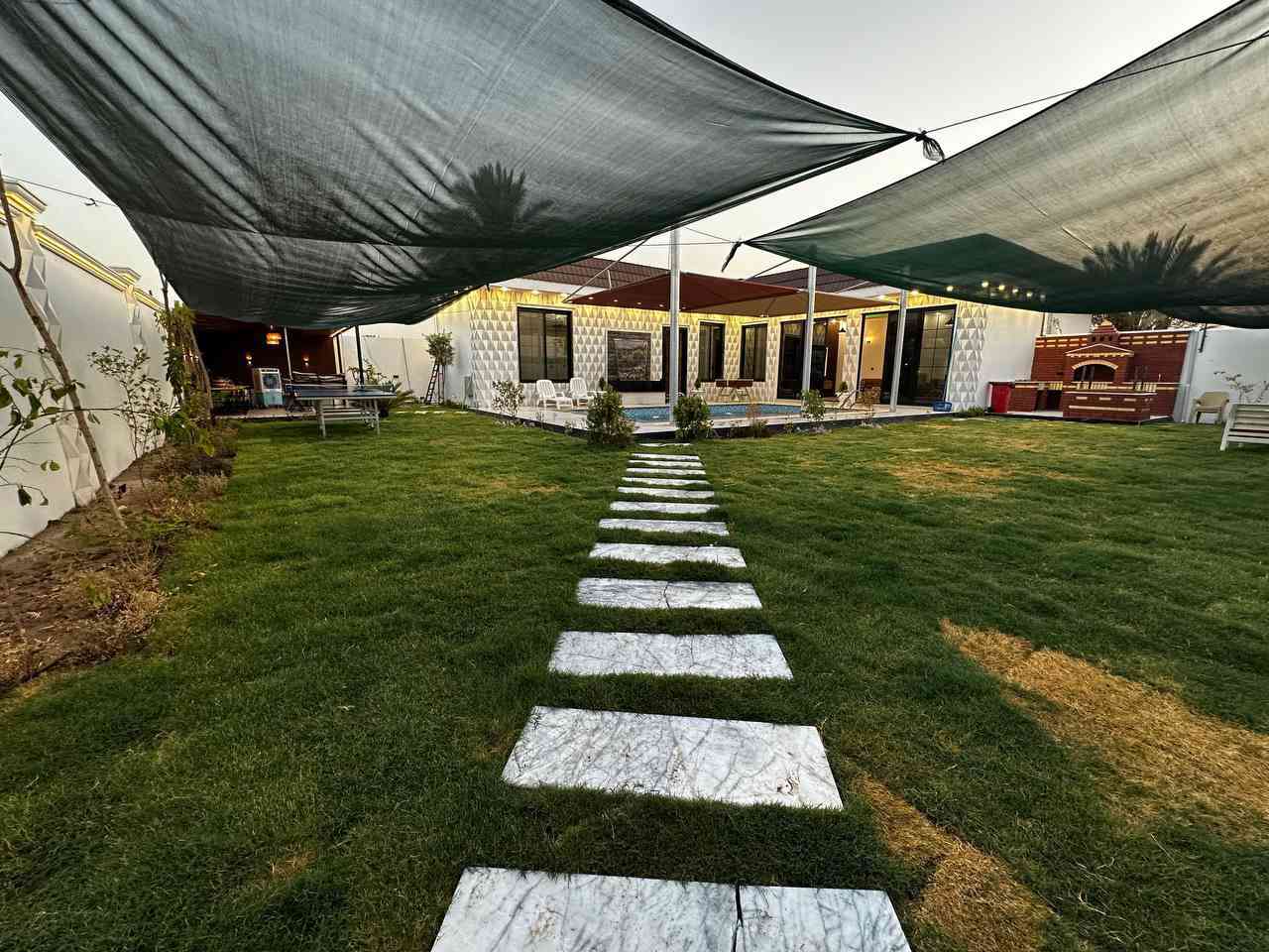 السلام عليكم...مزرعه استثماريه للبيع مساحه ربع دونم 625 متر مساحه البناء 120 متر المزرعه بناء درجه اولى تحتوي على غرفه عدد 2 وصاله واستقبال مع الاثاث كامل وتحتوي على جلسه خارجيه جاهزه للاستثمار موقع جدا ممتاز....الدوره البعيثه نزلت جامع حاجه ابتسام موقع جدا ممتاز وراقي شارع الفلل ..هاتف ***********/‏‪***********
