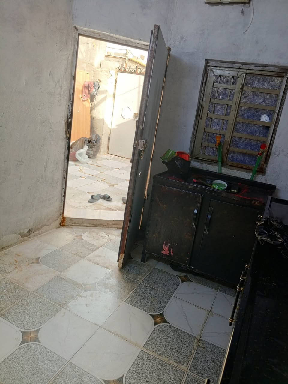 سلام عليكم بيت تجاوز في القبله حي لمهندسين شارع للمقيمين قريب عل تبليط يتكون غرفه وهول ديوانيه مطبخ طارمه صيحات لسقف سندويج ماعليك اي ازاله أو تبليغ لسعر 13وبي مجال ***********
