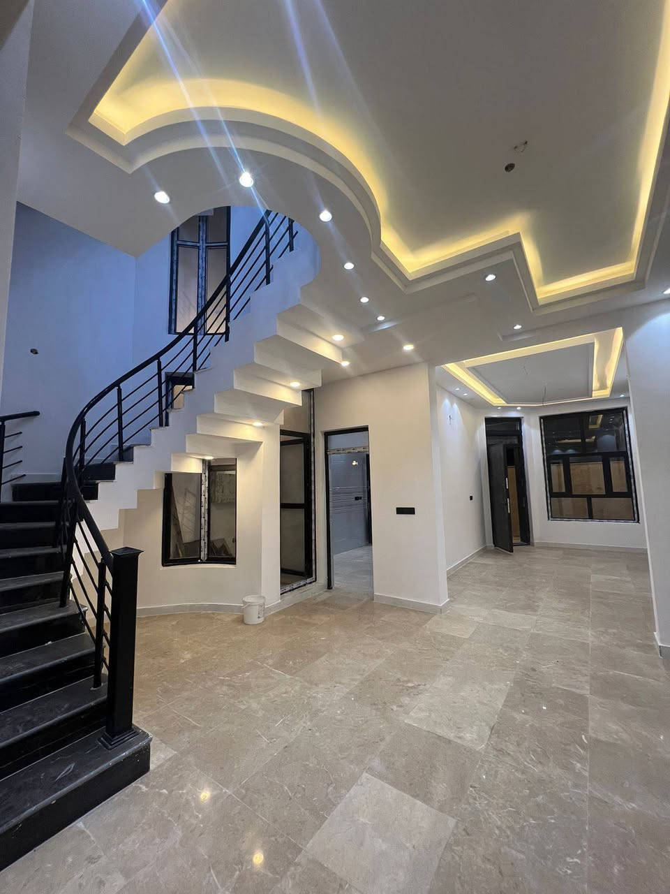 سلام وعليكم
بيت للبيع _ حي دجله مربع اول شارع رقم 10

مساحه 100 متر واجه مرمر كله ماشالله مرمر

طابقين ثلاث غرف نوم وخدمات فوك وجوه

بيت مرتب جديد بعده غير مسكون 
الاتصال ***********
