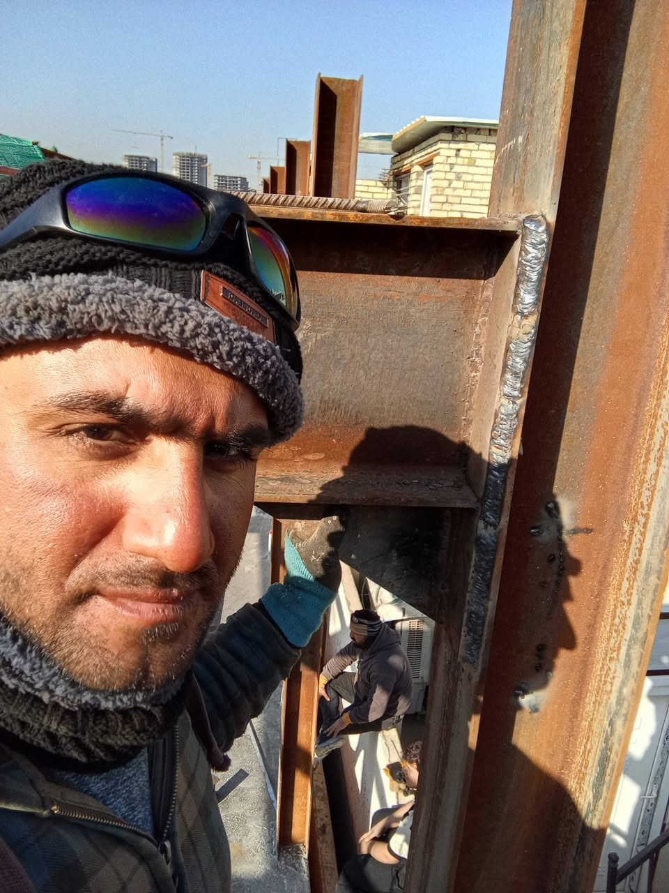 سلام عليكم اني شاب من بغداد شتغل حداد متنقل وجوال وين مجان اجي ابواب شبابيج كرفانات  فريمات اعلانات ***********
