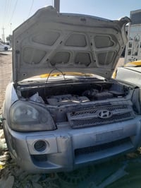 عندي بجم توسان ٦ سلندر  كامل محرك كير و جميع تفرعاتة و الصدر كصة كاملة...