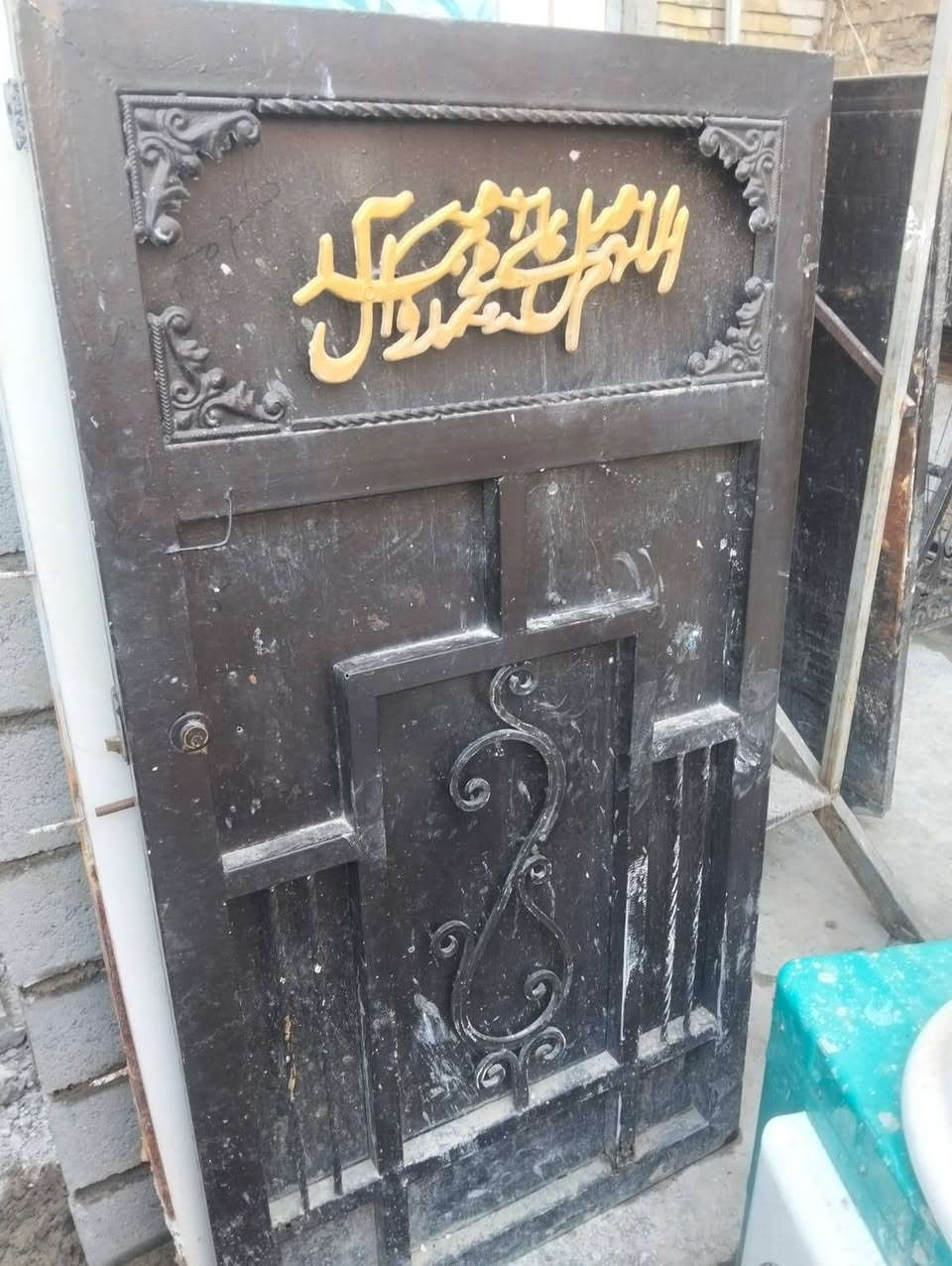 باب للبيع نضيفه مابيها خياس حديد ثقيل سعرها 140 وبيها مجال مكاني العماره الحمره ***********
