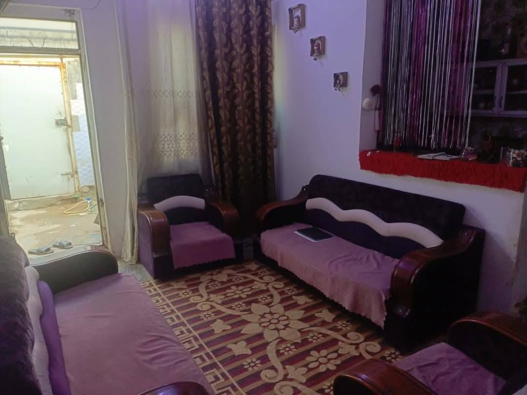 بيت عقد زراعي قرار117 للبيع مساحه 80 غرفتين وصاله حمام خارجي مطبخ حار وبارد العنوان الزعفرنيه السده يم اسواق تفاحه كافه الخدمات السعر 30 مع الاثاث مستعجل على البيع الرقم *********** ابو علي غير متواجد ع الفيس
