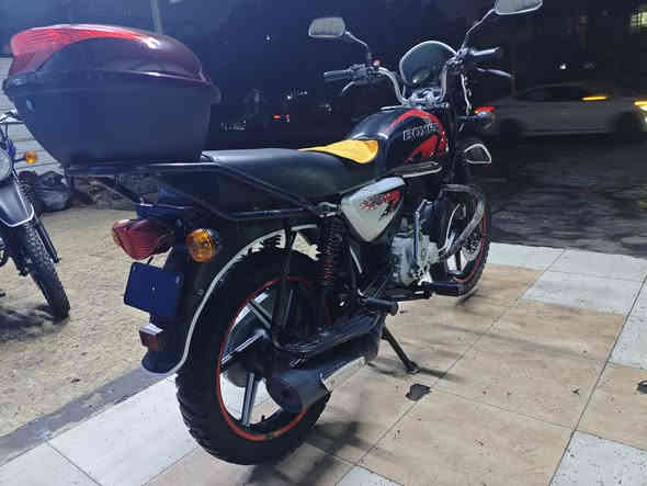 دراجه بوكسر السعر مليون وثمنميه موديل 22 النضافه مثل الفيديو العنوان الشعله ***********
