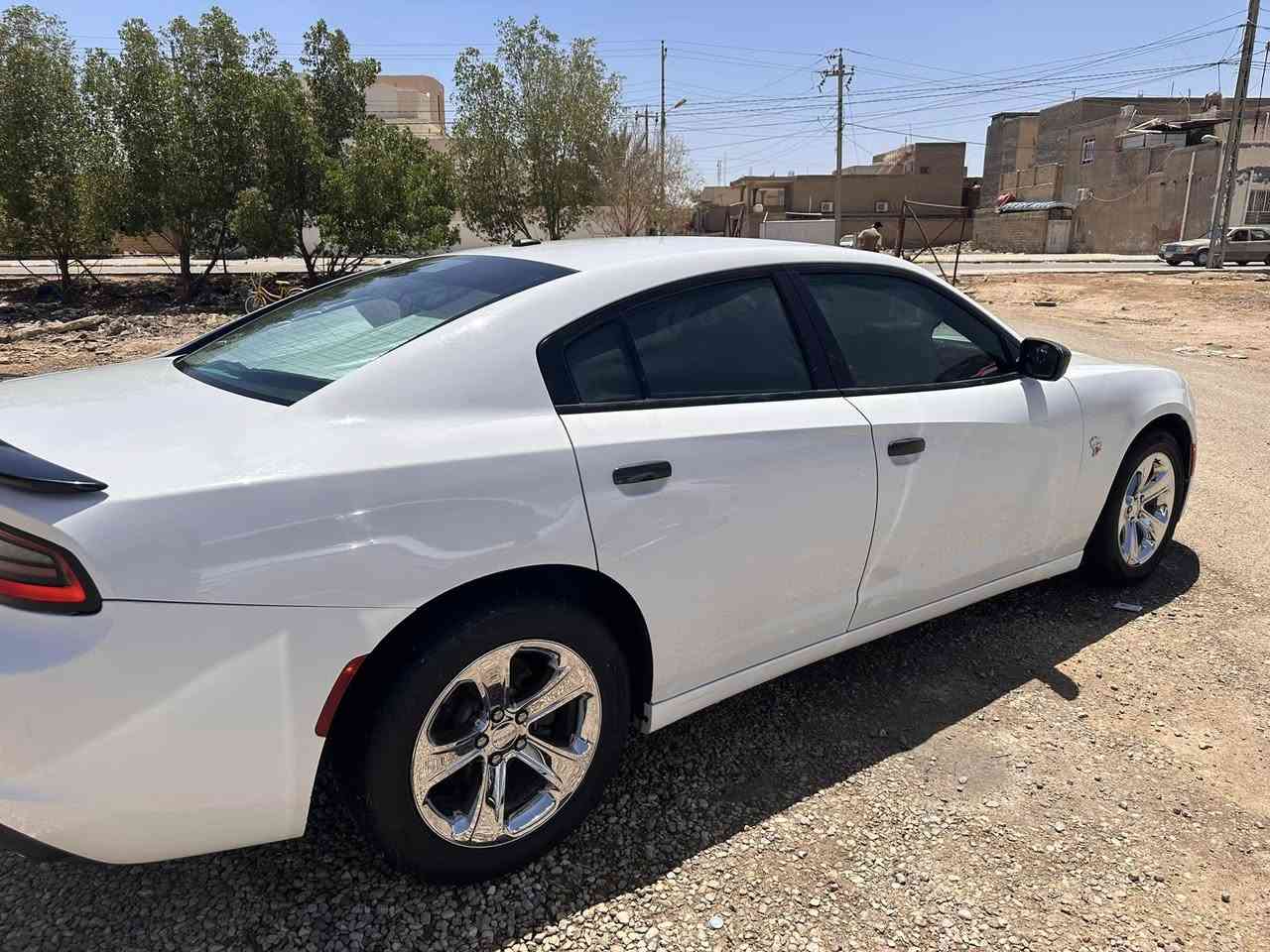 السلام عليكم 
جارجر 2020 فئه sxt تو ويل امريكي
رقم بغداد مشروع وطني باسمي 
ماشيه 98  m
بدون ارباك حادثه اشبر يم قبع البانزين بدون دواخل
جاهزه من كل النواحي كير محرك حداديه وتواير جدد 
مكاني السماوه 
الشراي يتصل ***********
