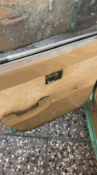 كرونه موديل ٨٠ سياره جاهزه رقم انكليزي شرط تحويل جاهزه من كلشي بس تبري مابيه السعر ٣٦  مكان السياره الكرخ ***********
