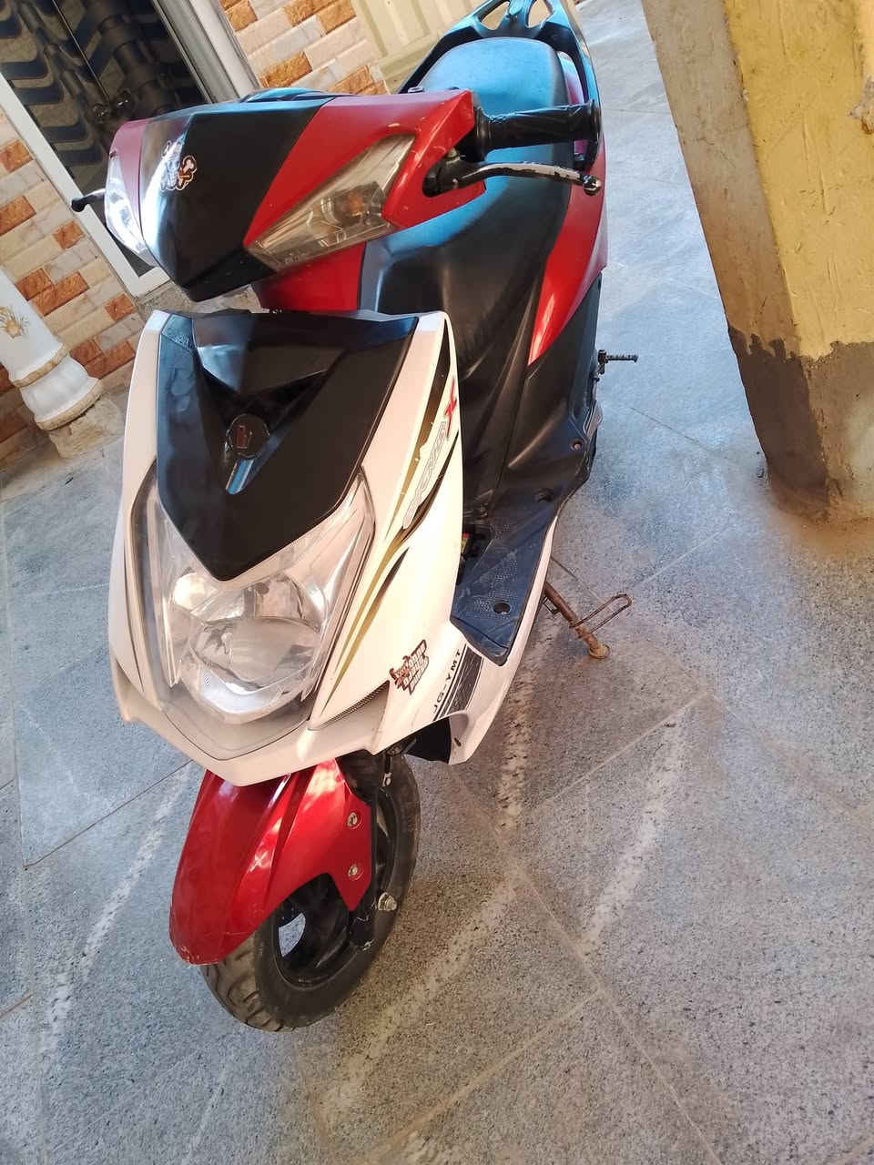 السلام عليكم للبيع دراجه سكنس جديده كلش برغي مامفتوح بيه كله ابلاديه مكفوله من كلشي شاصي ومحرك كله كفاله شلعه فول كهربائيات كله شغاله لايت عالي وناصي أشاير سلف  قفل سكان قفل جنطه ابريك امامي وخلفي مكان كربلاء طويريج السعر 400 وبيه مجال قليل الشراي يتصل ***********
