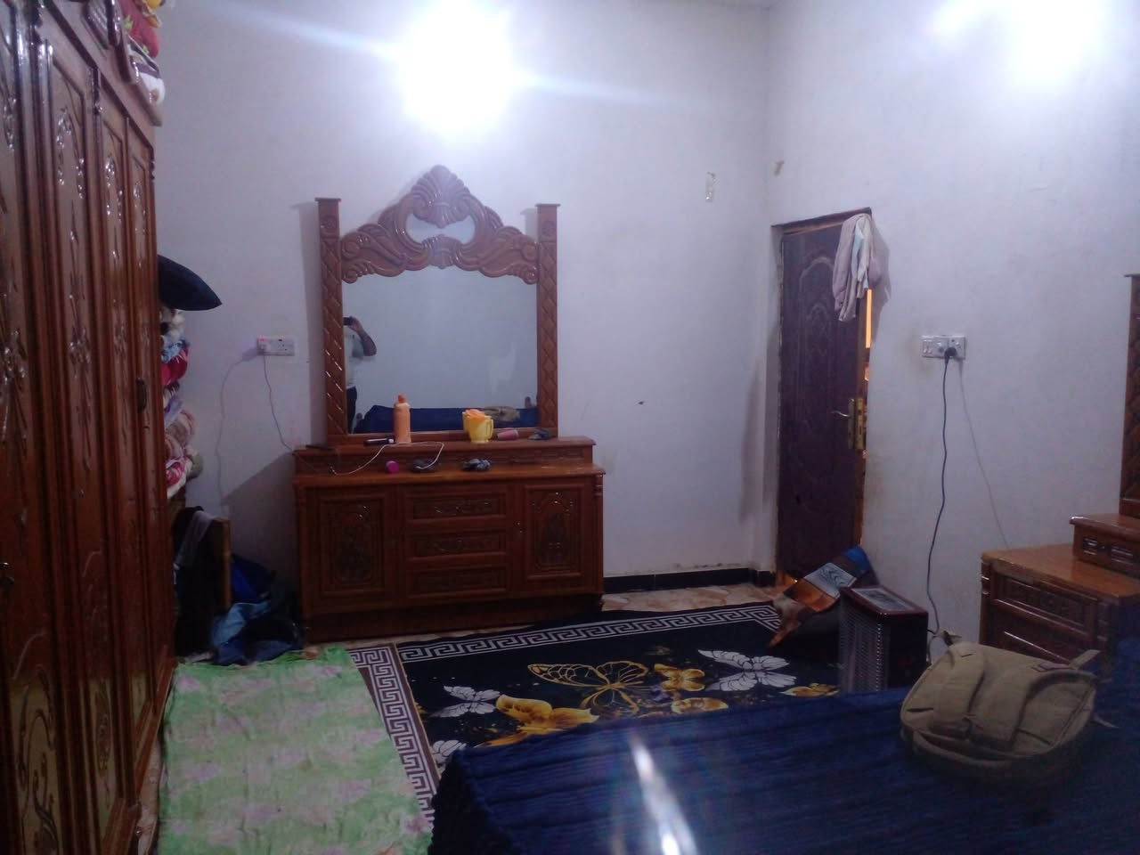 السلام عليكم  عندي البيت لبيع زراعي مساحته ٢٠٠متر بي غرفتين مطبخ حمام صاله ديوانيه بناء بلوك عاده مكاني ناصريه بل سكان صناعي شارع الصحن مقبل حي الجوادين سعر ٤٧بيه مجال ل شراي واتساب ***********
