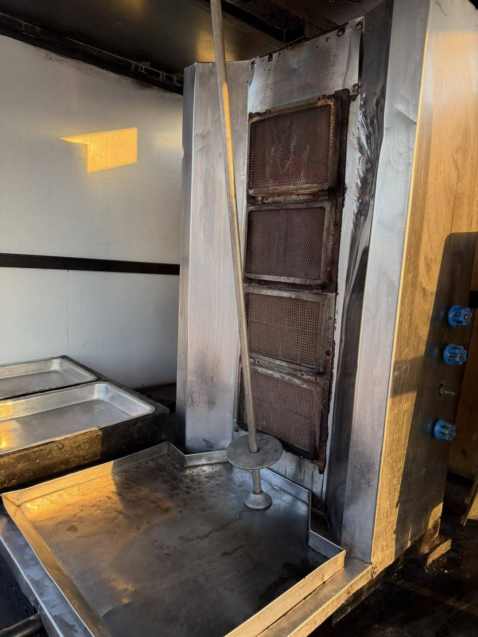 ماتۆڕ ٣ تایە مۆدیل ٢٠١٨ مەنەفێست و کامل ئەشیا گێرو مەکینەی مەزبوت بەشەرت مانتۆڕەکە زۆر تازە و مەزبوتە ….کابینەی شاورمەی بۆ دروست کراوە بە کامل ئەشیاوە هەمووی لەگەڵە بۆ فرۆشتن …. لە سلێمانیم
0776 963 2487 السليمانية, العراق
