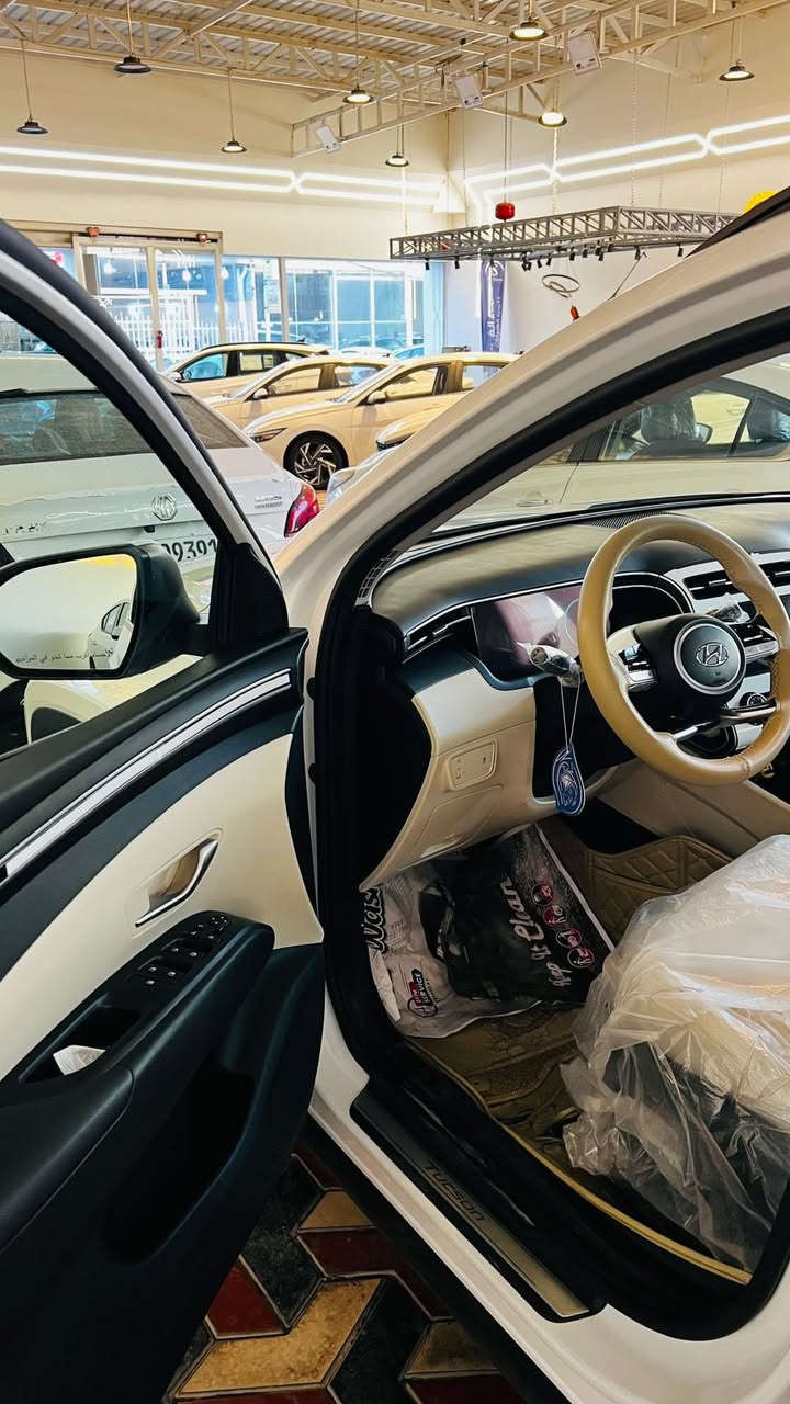 السلام عليكم
 توسان خليجي 24  كفالة عامة  
رقم بغداد 
حجم المحرك 2000دوش
بصمة
تشغيل عن بعد
كشنات كهربائيه
داخل مخمل
حساسات امامية وخلفية
دخول ذكي 
لايت زنون +لد 
لايت امامي يشتغل وي حركة الستيرن
تبريد قطعتين 
تلث انظمة قيادة
عداد الكيلو متر 41الف 
العنون النجف الاشرف 
للاستفسار 
***********
