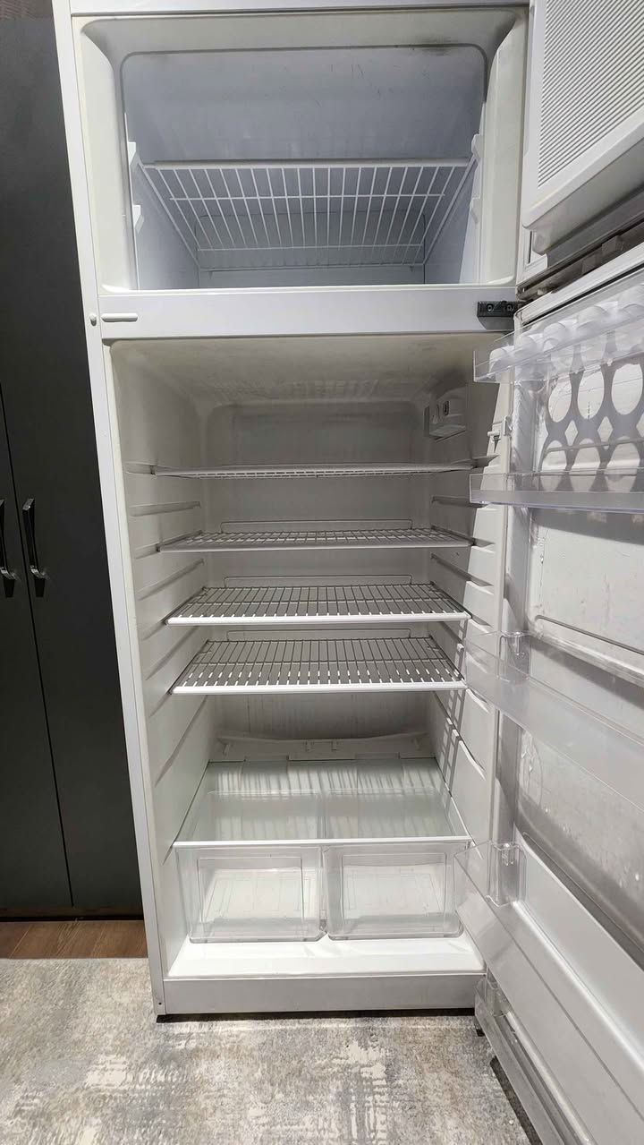 For Sale: Vestel Refrigerator

📌 **Model:** Vestel GT/N4561

📌 Used for approximately 5 years. Selling because I purchased a new refrigerator.

📌 No faults, repairs, or technical issues.

📌 Both the refrigerator and freezer work perfectly.

📌 Clean and well-maintained. May have minor cosmetic signs of normal use.

📏 **Dimensions:**
• Height: 182 cm
• Width: 70 cm
• Depth: 63.5 cm
• Net Capacity: 415 Liters

📍 Location: Erbil-Boulevard

💰 **Price: 225.000 IQD أربيل, العراق


**إذا كنت صاحب هذا الإعلان وتريد حذفه لأي سبب، رجاءا أرسل رسالة إلى الدعم الفني**